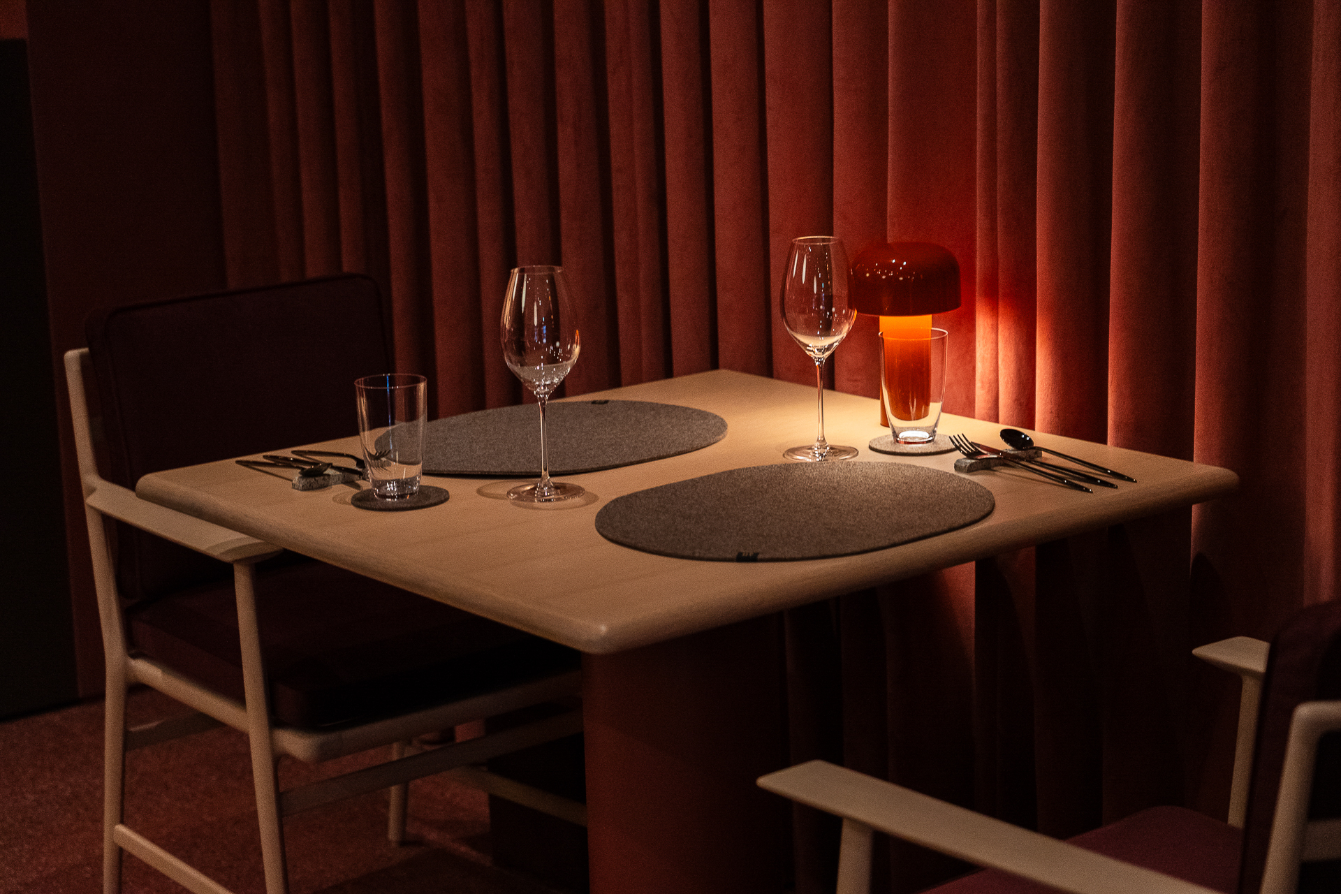 食事と会話をゆっくり楽しめるテーブル席も。予約時に好きな方を指定できます