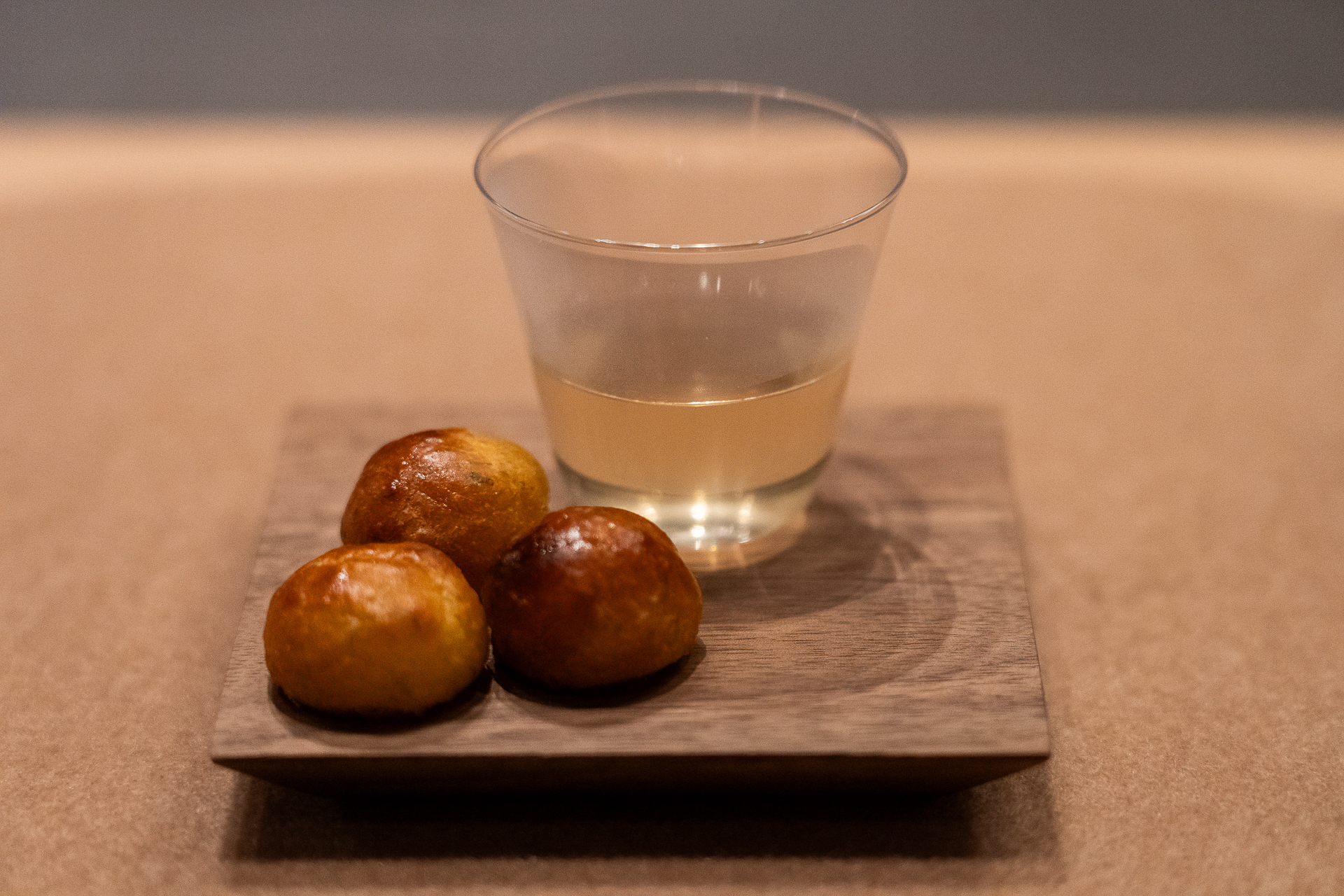 オリエンタル出汁。添えられているのはアオサと白味噌を練り込んだグジェール