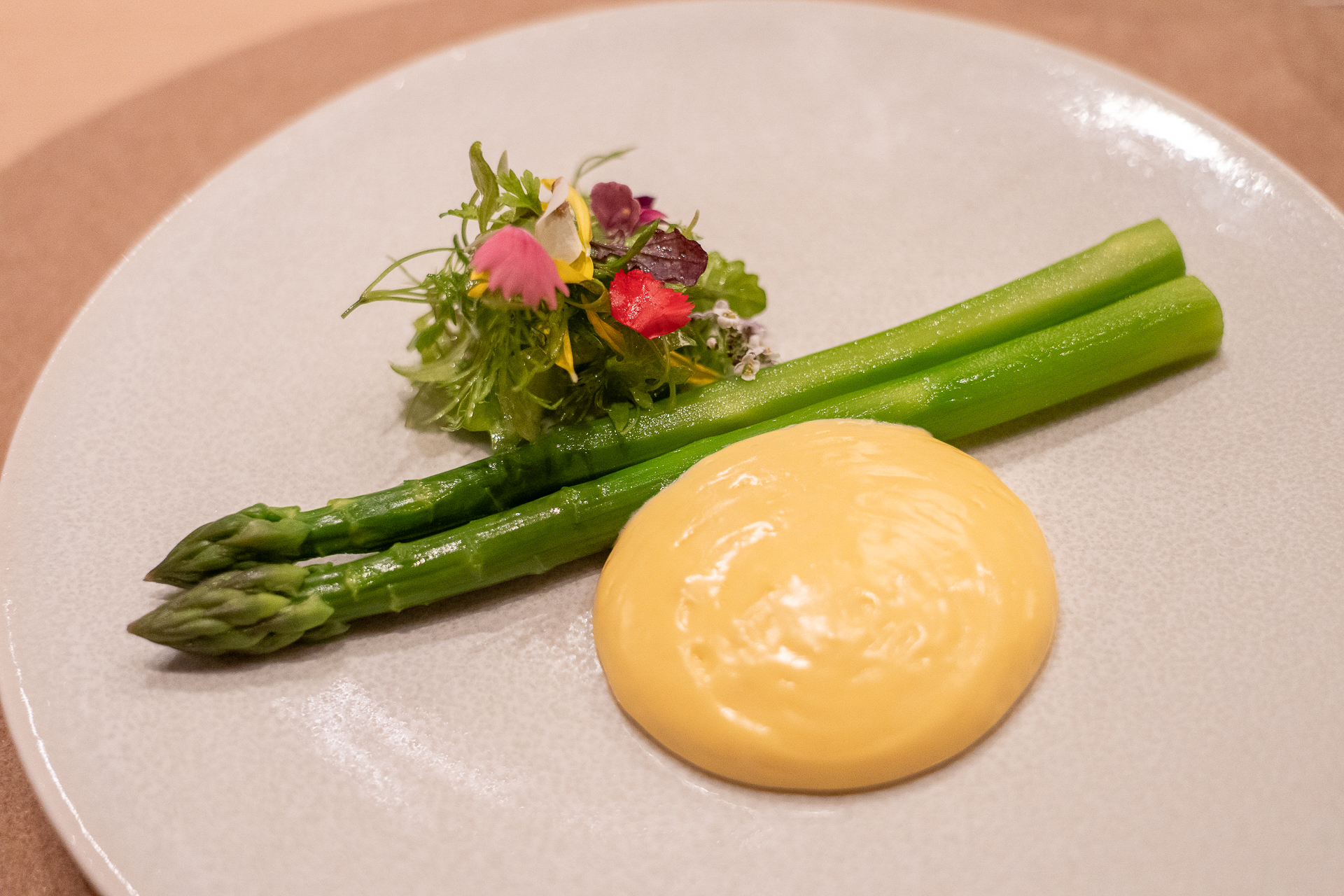 小さなお花畑のような一皿「グリーンアスパラガス オランデーズソース」は1600円