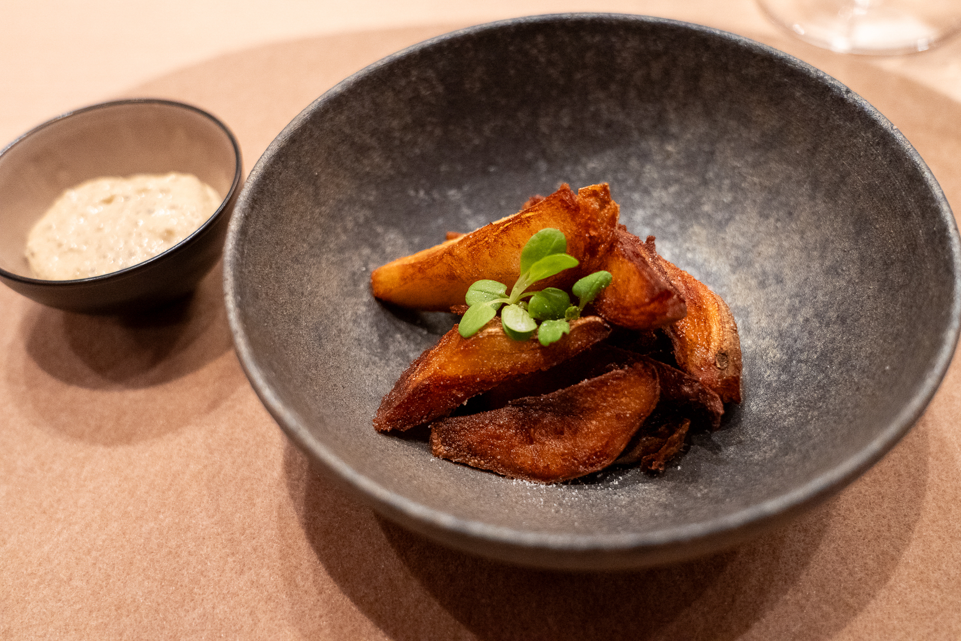 食欲をそそる色に揚がった「自家製フライドポテト 味噌タップナード」は1000円