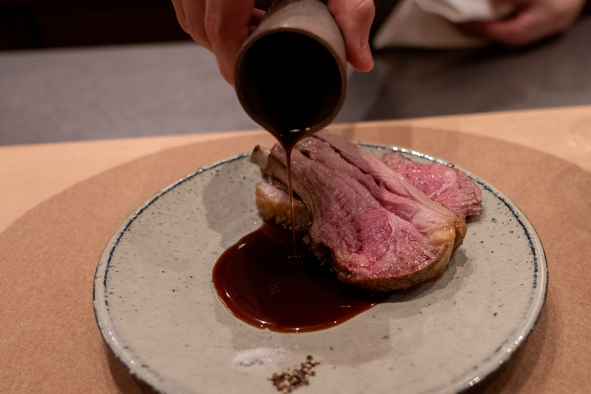 「ジュ・ダニョー（仔羊に赤ワインとフォンドヴォーに香味野菜の香り）」は3800円。料理人がソースを目の前でかけて仕上げてくれました