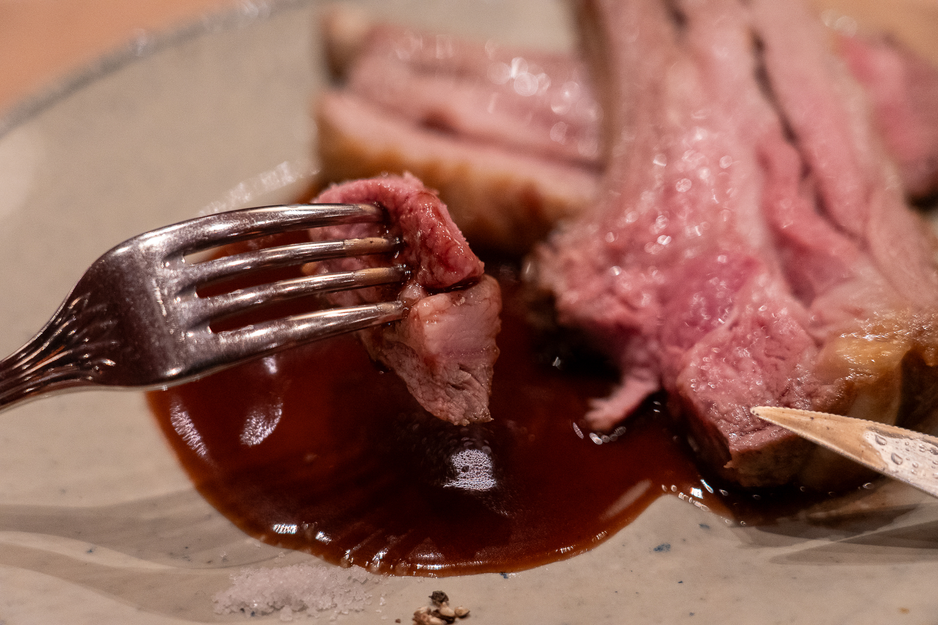 オーブンでじっくり火入れしてミディアムレアに仕上げた仔羊肉