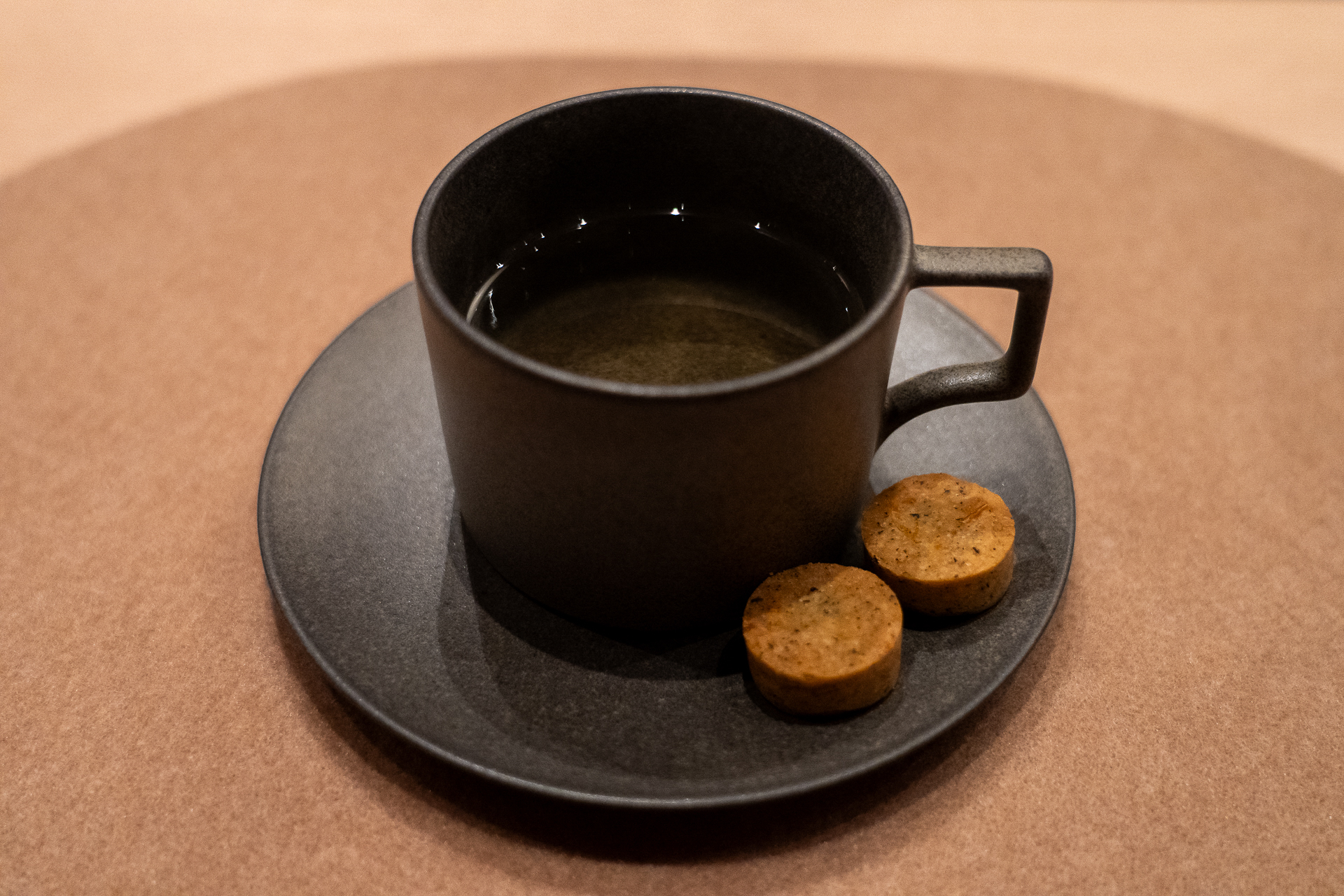 食後はレモングラス、レモンバーベナ、ラベンダー、ミントの4種類をブレンドしたひらまつオリジナルハーブティーとクッキー