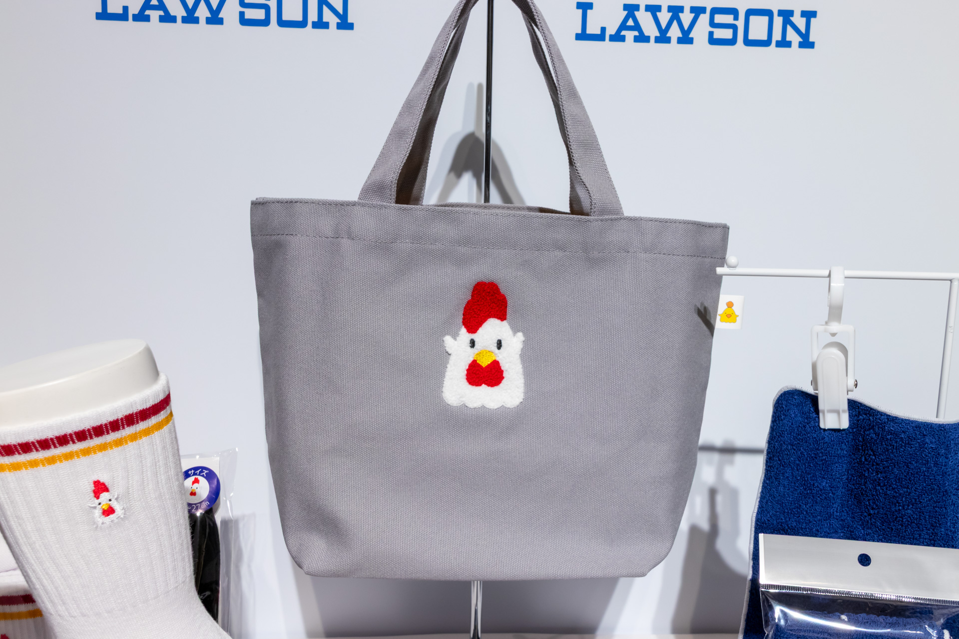 「からあげクンランチトートバッグ（もこもこ刺しゅう）」（1540円）