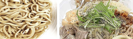 ワシワシ食感の極太麺（左）を角切りチャーシューや野菜、えび風味マヨ、辛味玉ねぎ炒めなど（右）と味わう