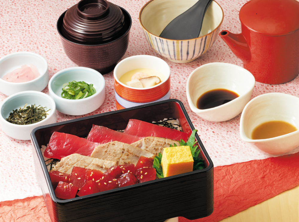 「天然まぐろ三味（さんみ）重」（2418円）