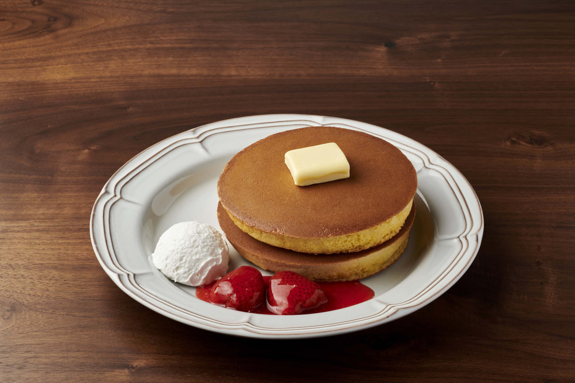 「トラディショナル・ホットケーキ 丸ごと苺ソース＆ホイップクリーム（2枚）」