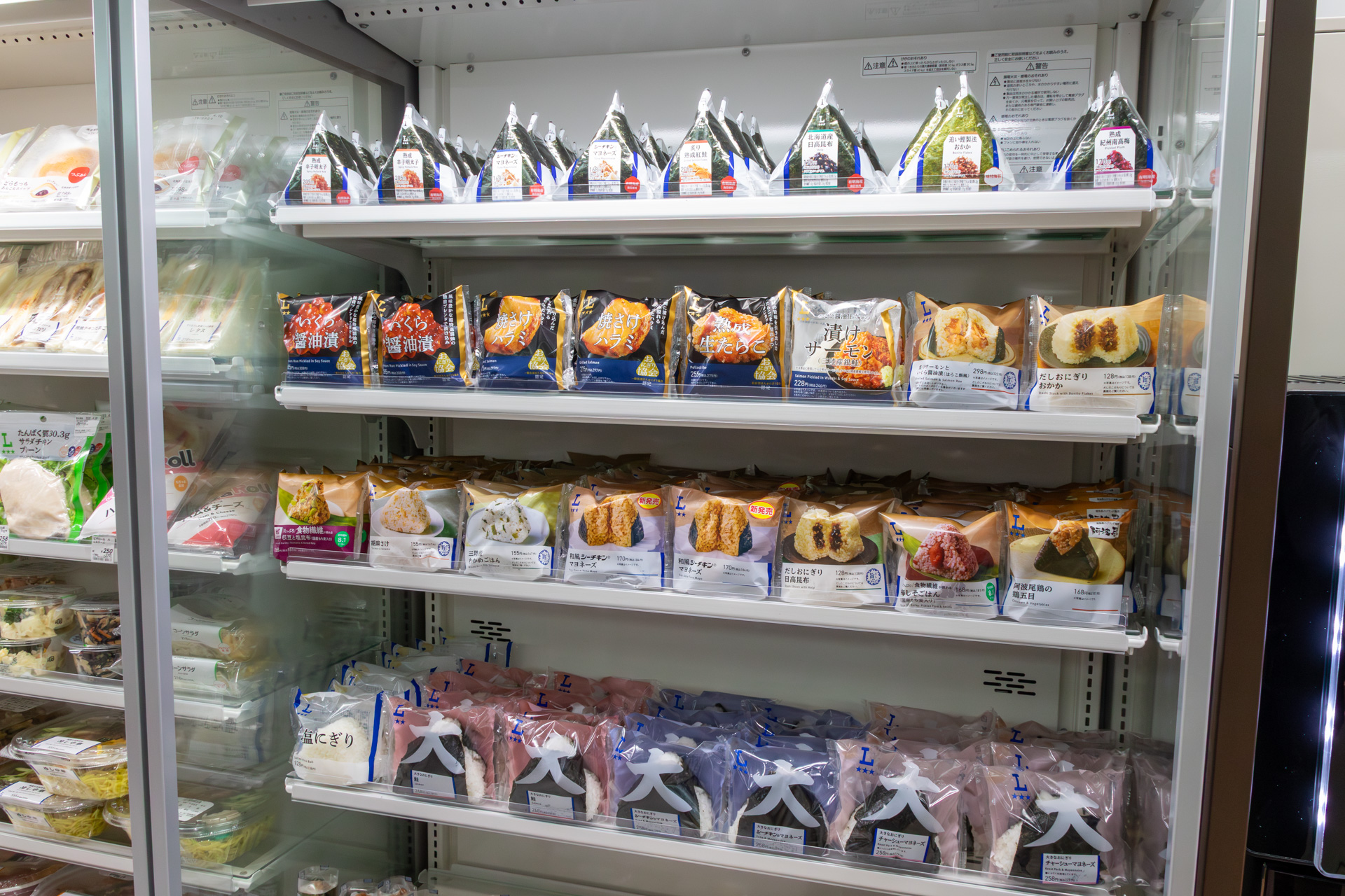 同店舗の商品数は約400で、パンやおにぎり、弁当といったランチ向けのほか、飲み物、菓子類、衛生用品などが用意されていた