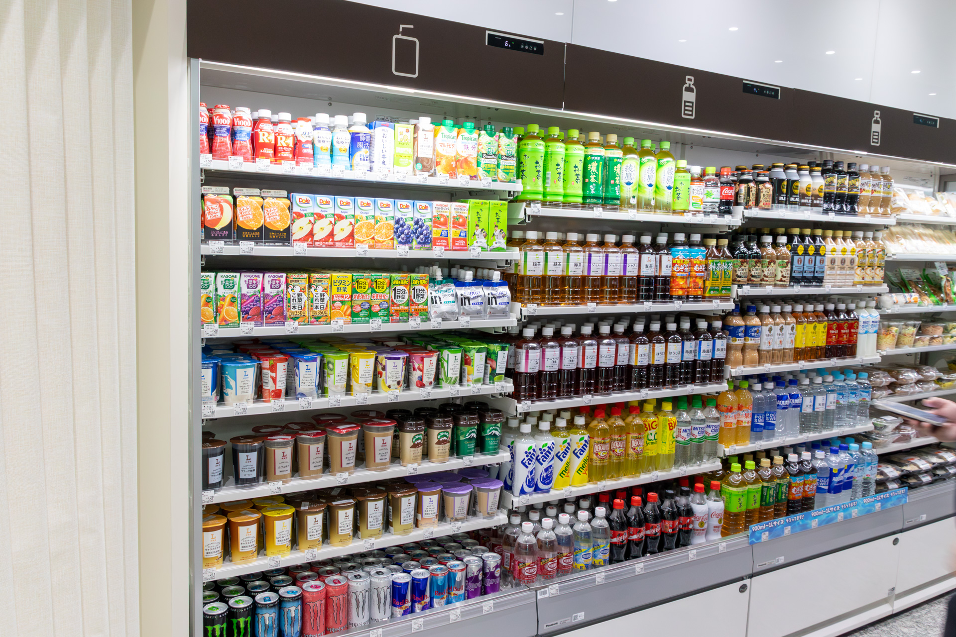 同店舗の商品数は約400で、パンやおにぎり、弁当といったランチ向けのほか、飲み物、菓子類、衛生用品などが用意されていた