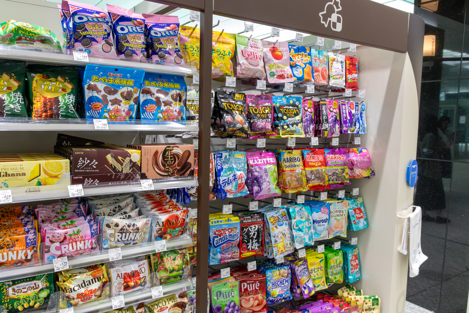 同店舗の商品数は約400で、パンやおにぎり、弁当といったランチ向けのほか、飲み物、菓子類、衛生用品などが用意されていた