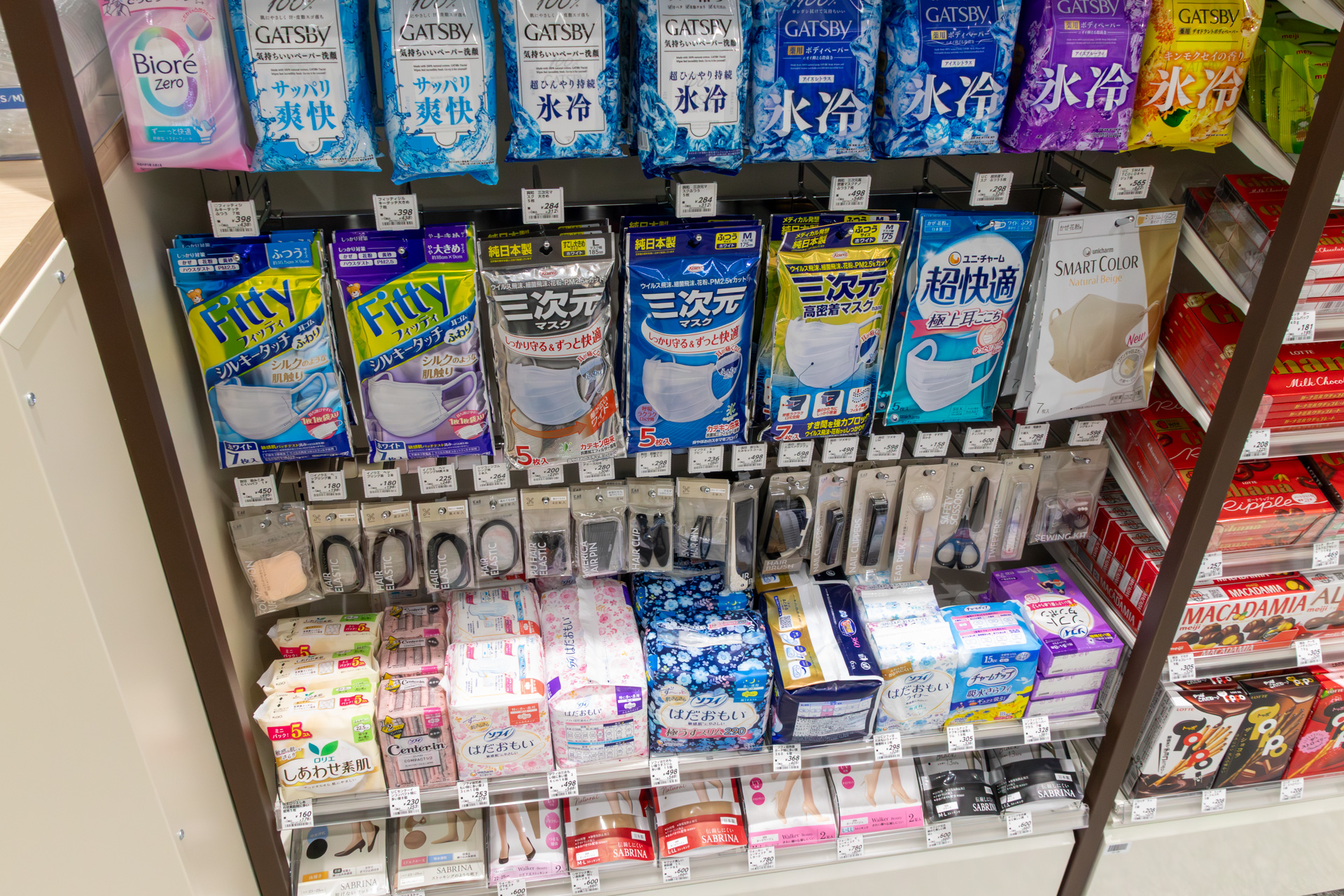 同店舗の商品数は約400で、パンやおにぎり、弁当といったランチ向けのほか、飲み物、菓子類、衛生用品などが用意されていた