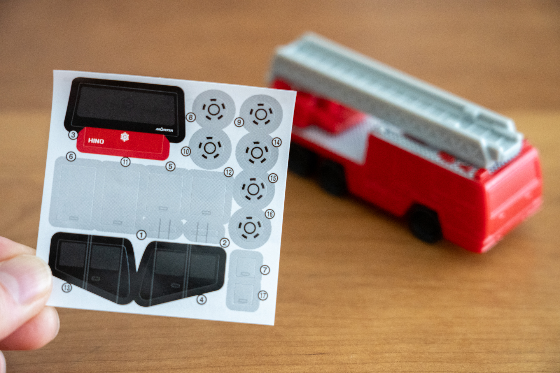 シール貼りの難易度はそれほど高くない