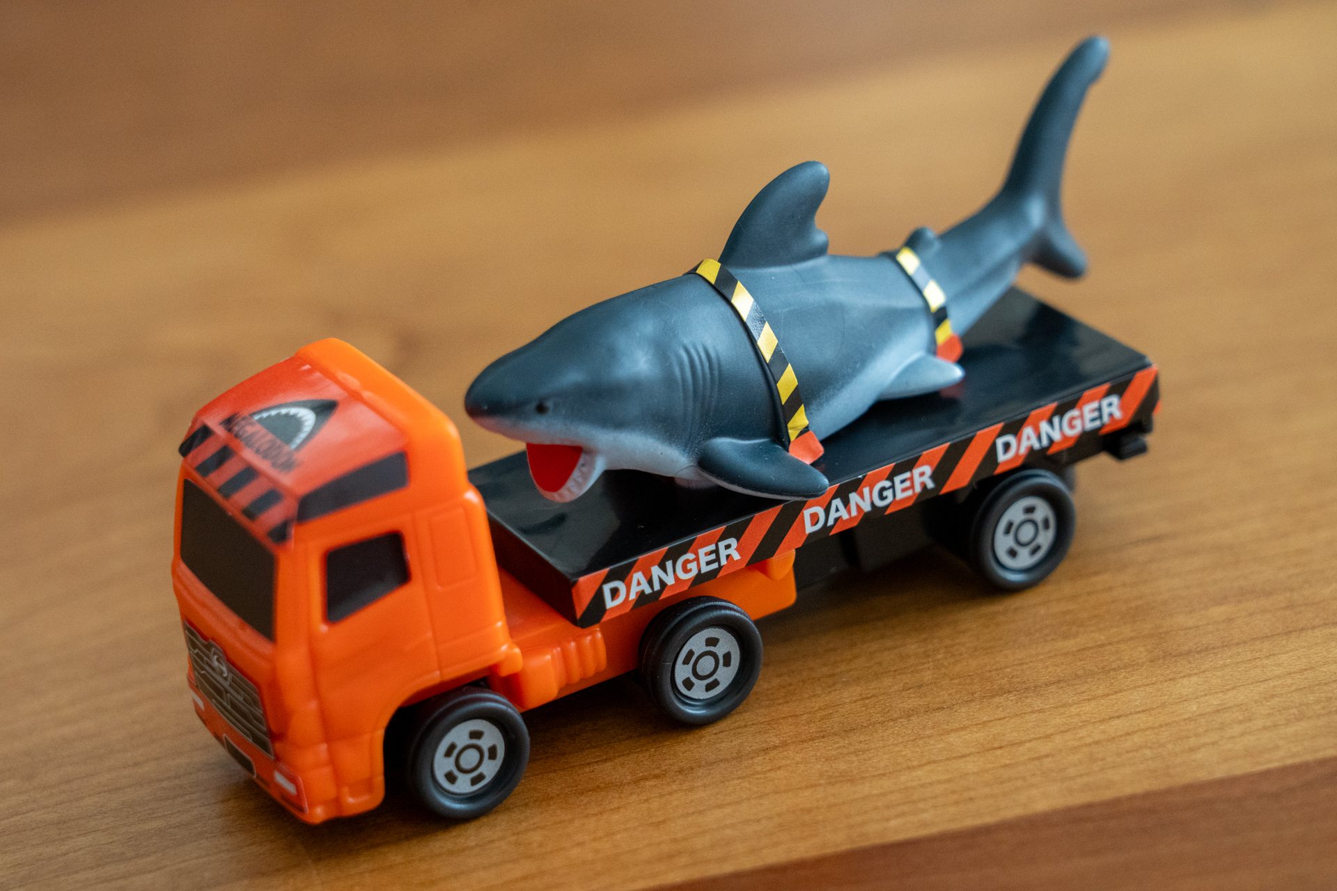 メガロドンは左右に動かせるギミック付き