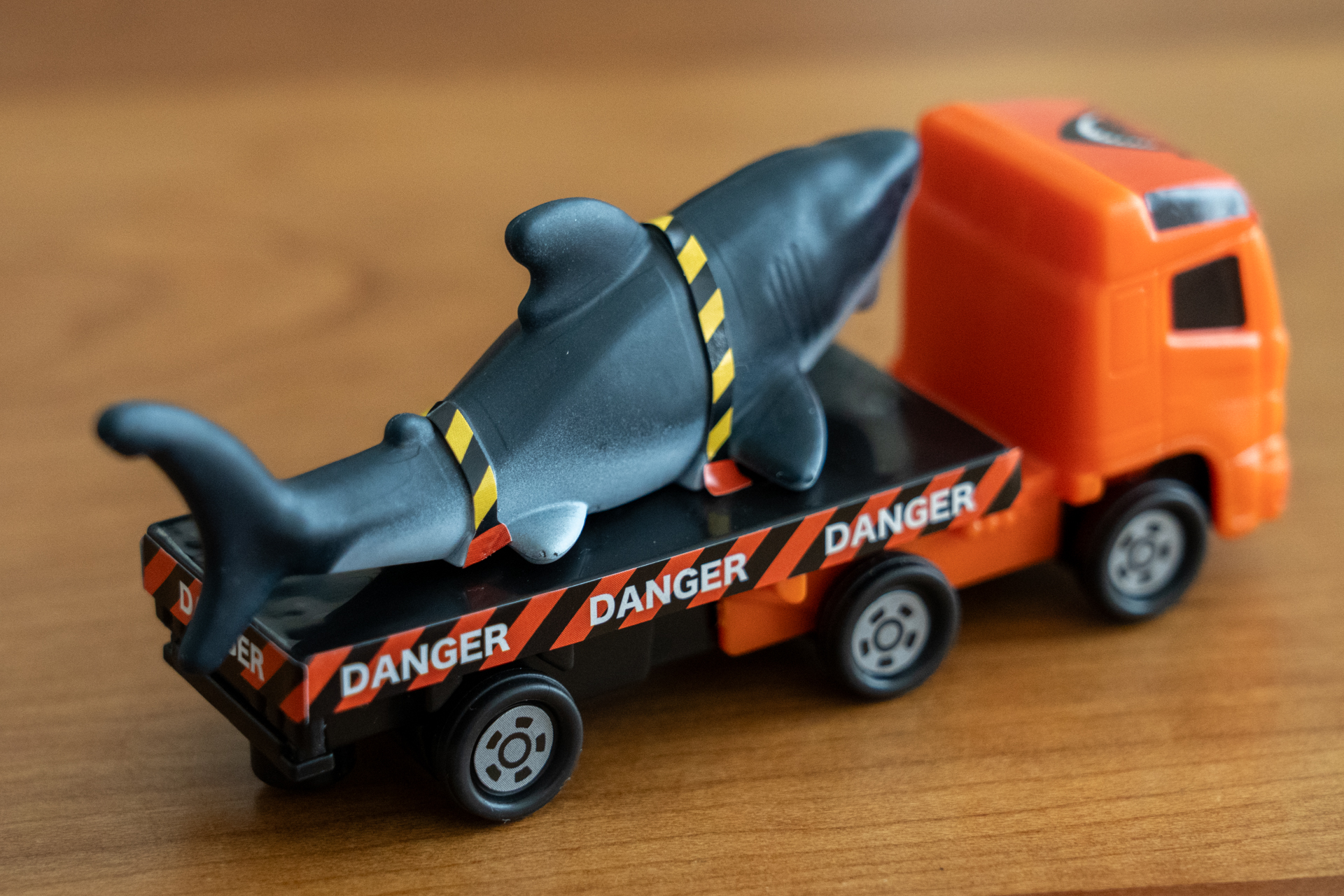 メガロドンは左右に動かせるギミック付き