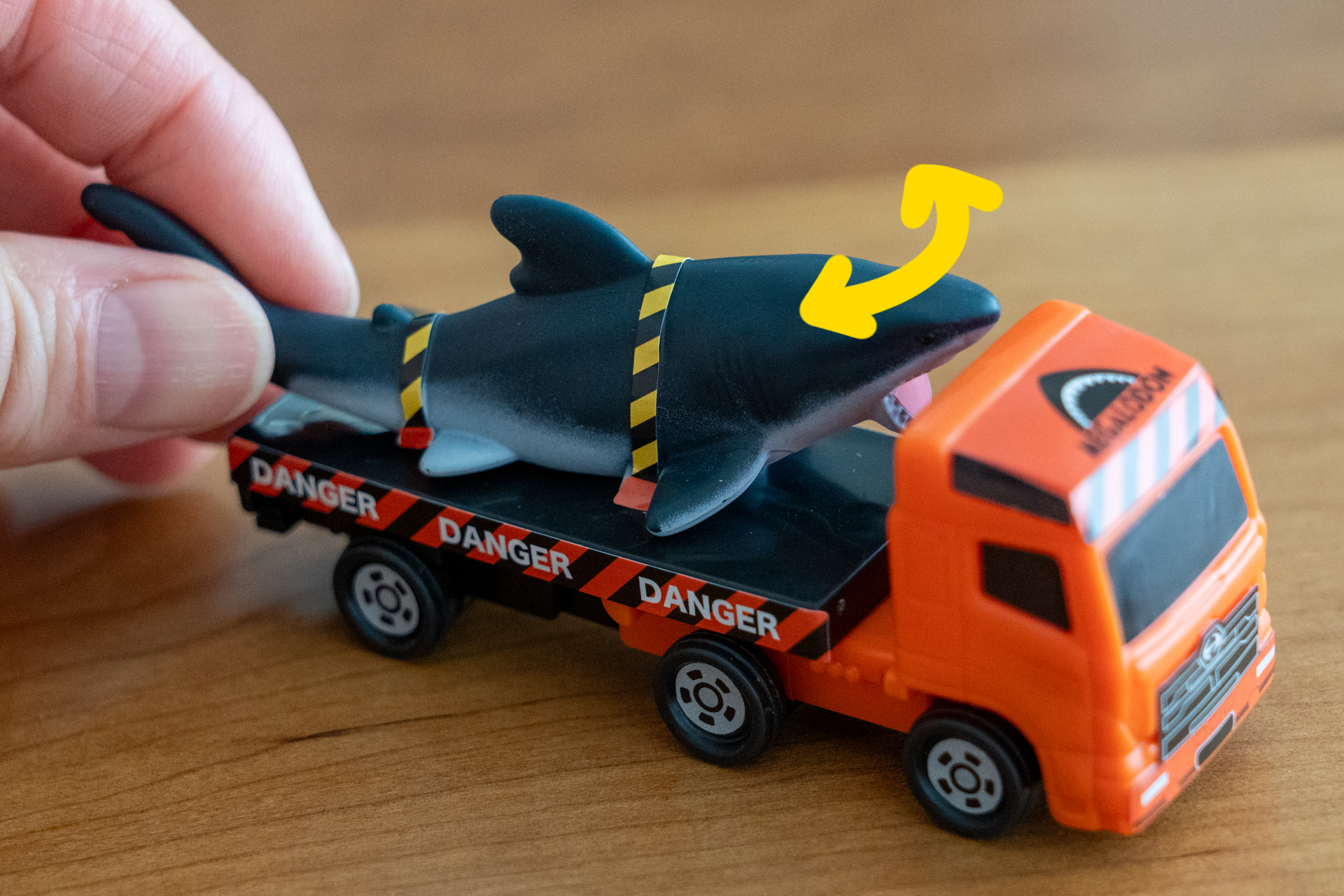 メガロドンは左右に動かせるギミック付き