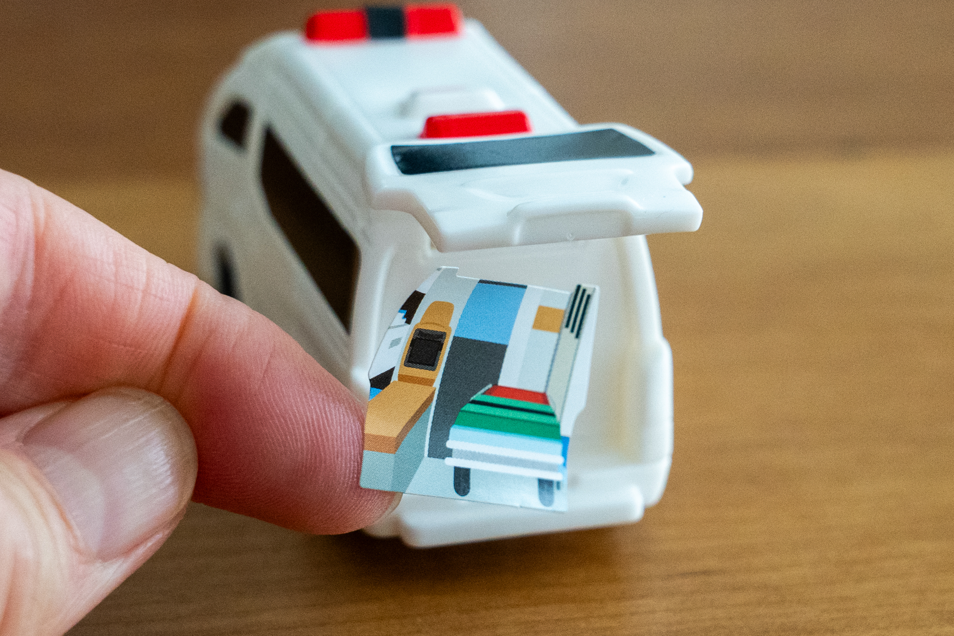 後ろのドアを開けた部分にもシールを貼る