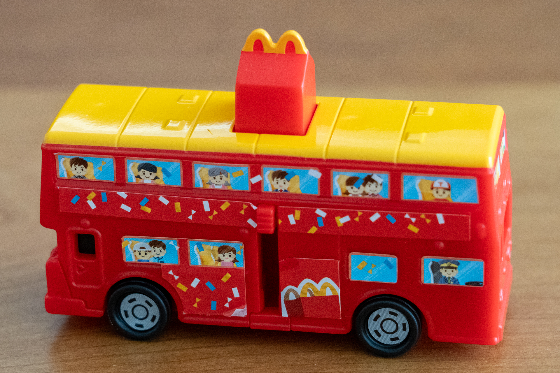 上げるとハッピーセットボックスが上から出てくる