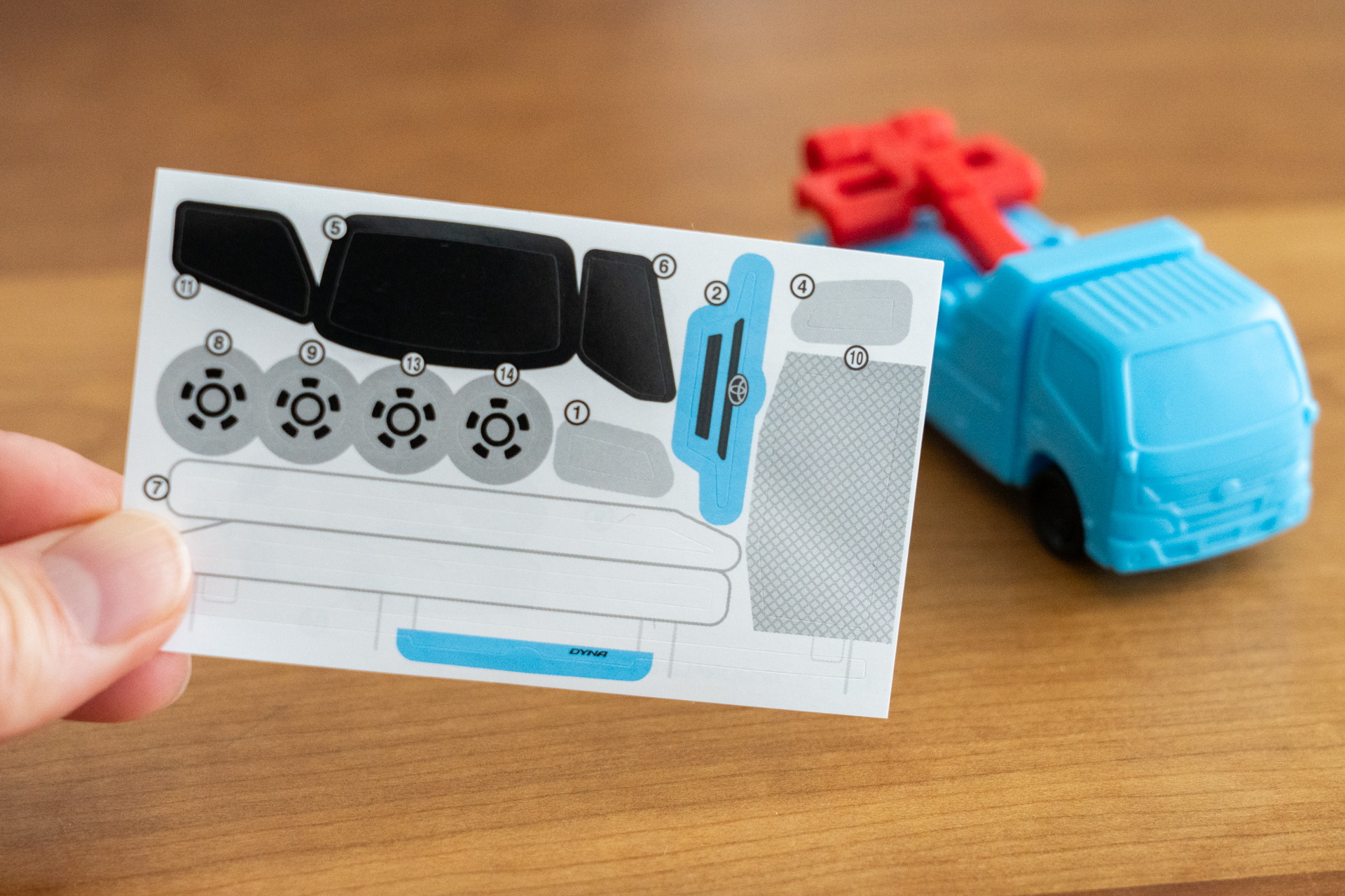 シールは細いラインを貼るのがちょっと難しい