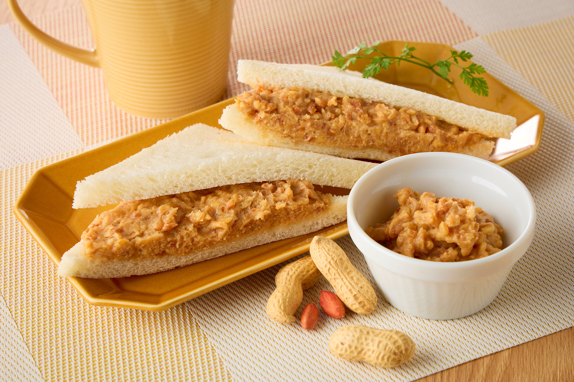 「限界突破 真ピーナッツバター狂いサンド」（322円）