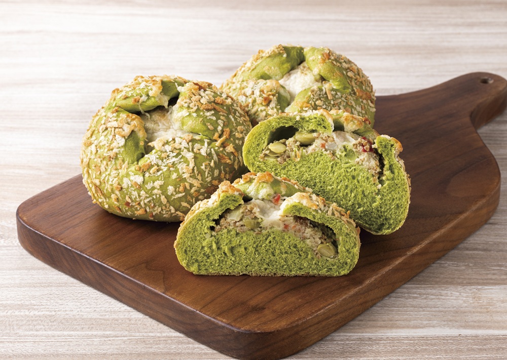 白ゴマと豆のポテトサラダ～ほうれん草パン～（370円）