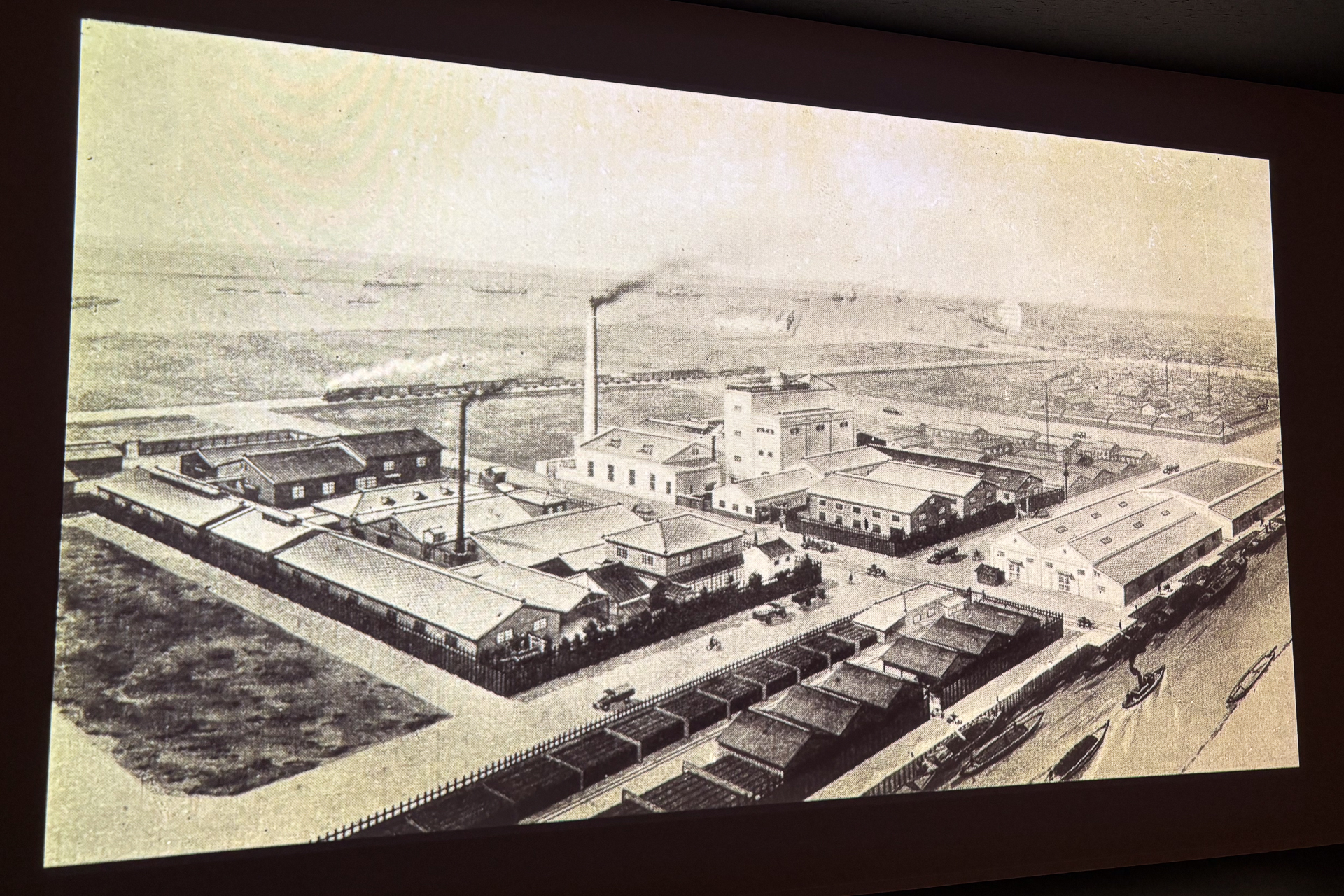 「はじまりのラウンジ」で工場の歴史に触れることができる