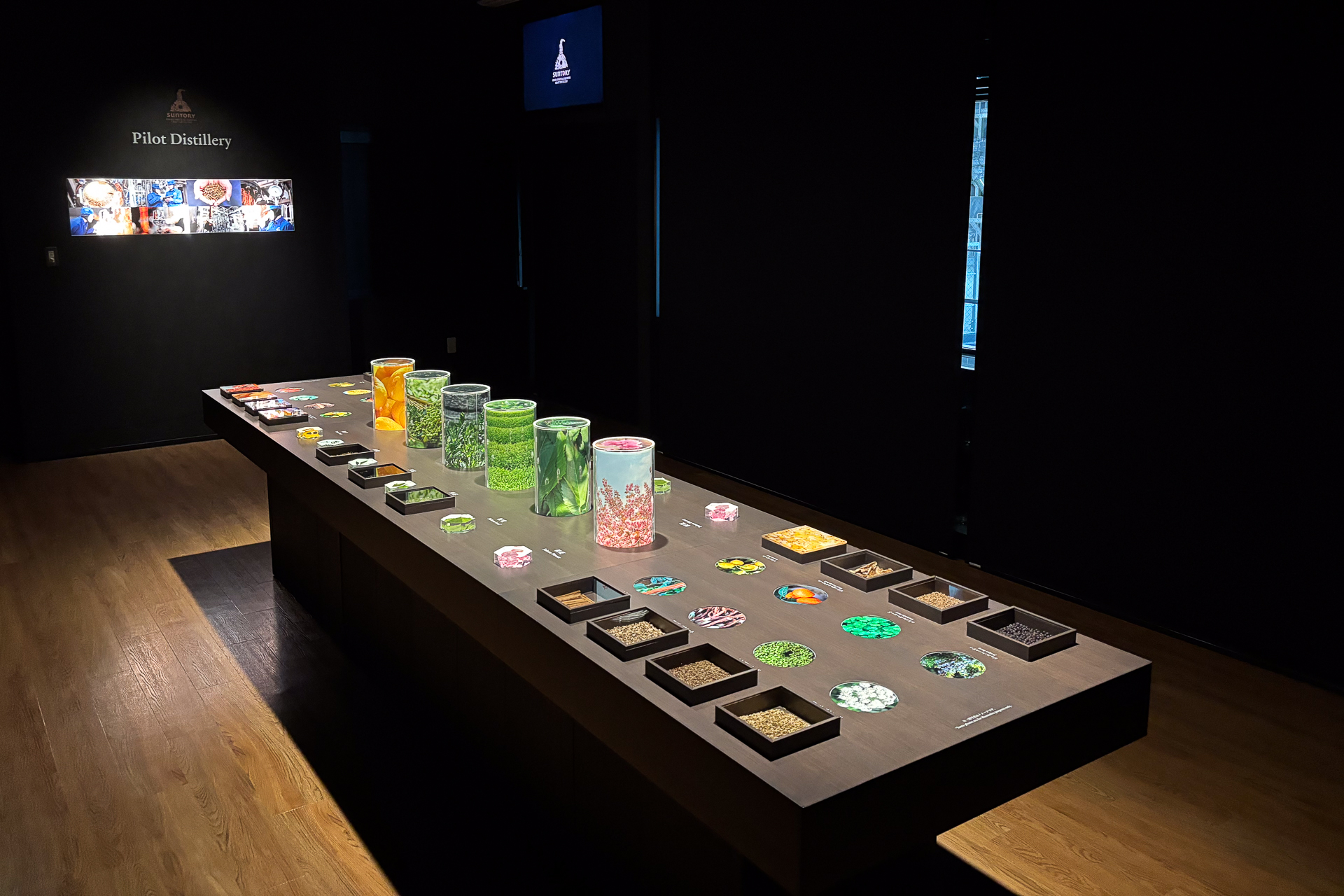 6つの和の素材を合わせているから「ROKU〈六〉」という商品名になっているが、その素材それぞれの香りにも触れることができる。ジンのベースとなるボタニカル「ジュニパーベリー」そのものを食べることもでき、かじってみると「ジンを食べている」ような新鮮な感覚だった