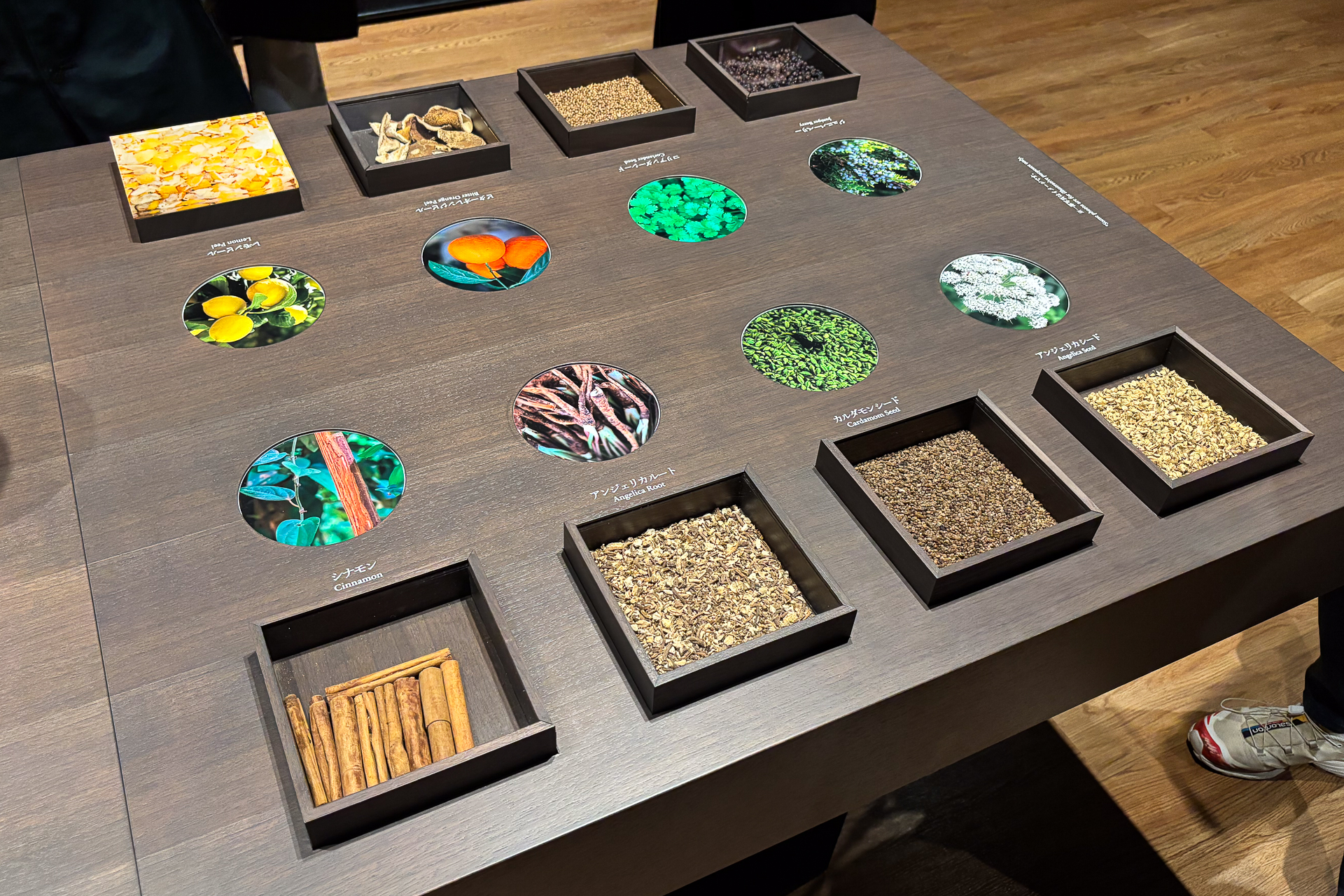 6つの和の素材を合わせているから「ROKU〈六〉」という商品名になっているが、その素材それぞれの香りにも触れることができる。ジンのベースとなるボタニカル「ジュニパーベリー」そのものを食べることもでき、かじってみると「ジンを食べている」ような新鮮な感覚だった