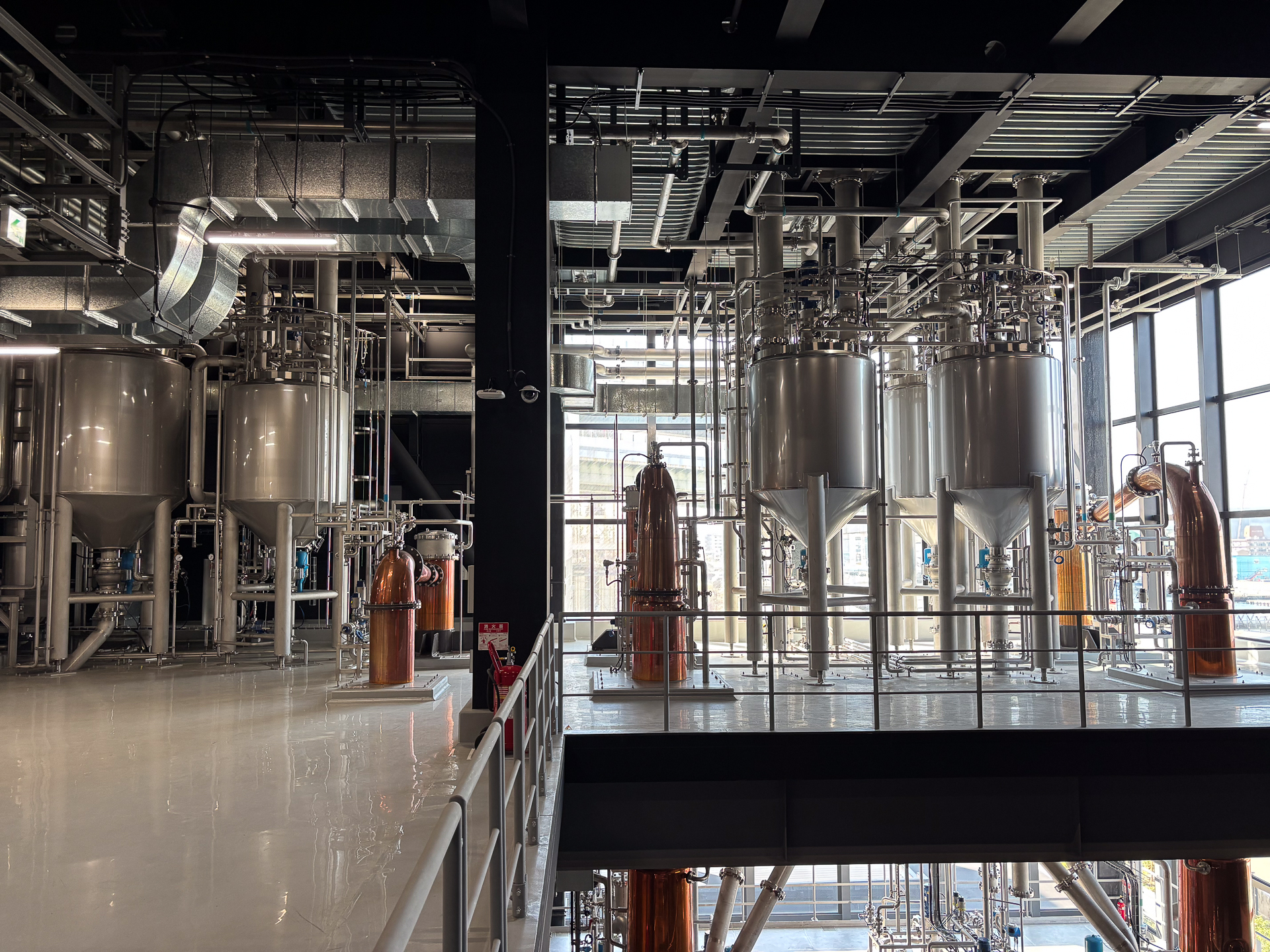 右から「ジン・スチル（蒸溜釜）」「ピール・スチル（蒸溜釜）」「ピール・レクチ（蒸溜釜）」「減圧蒸留釜」