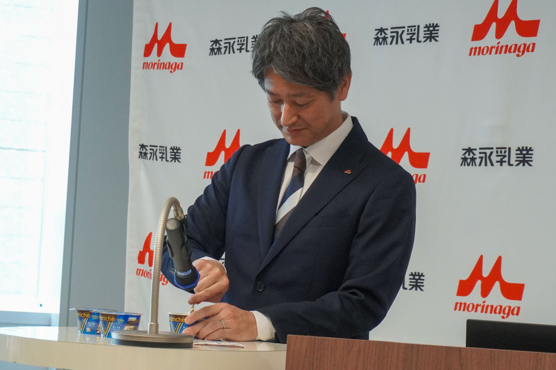 「Variche」にスプーンを入れると「バリッバリッ」と音が響く