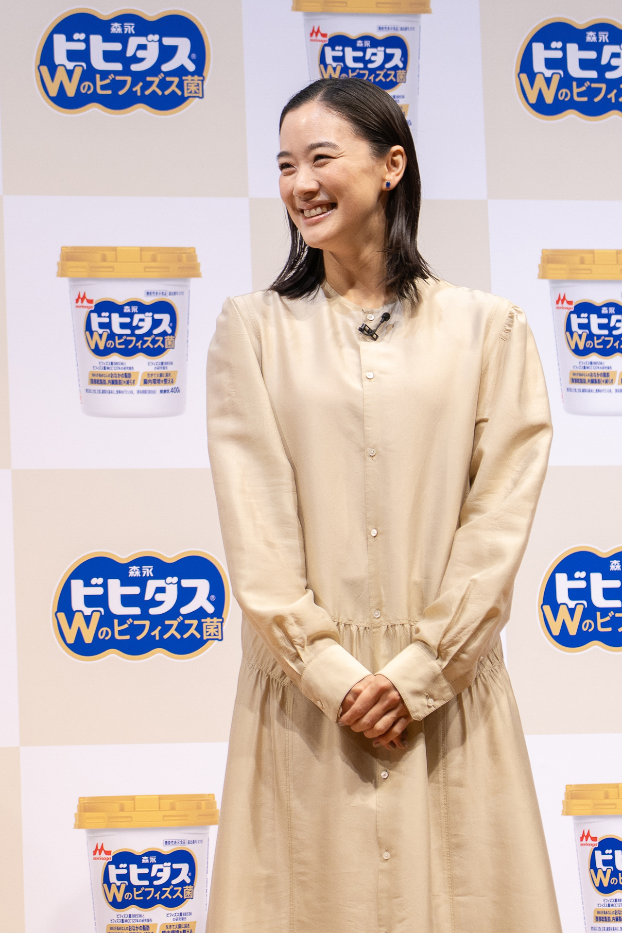 衣装のカラーが新商品とマッチしていますねと言われ「ビヒダスWのフタになった気持ち（笑）」と蒼井優さん