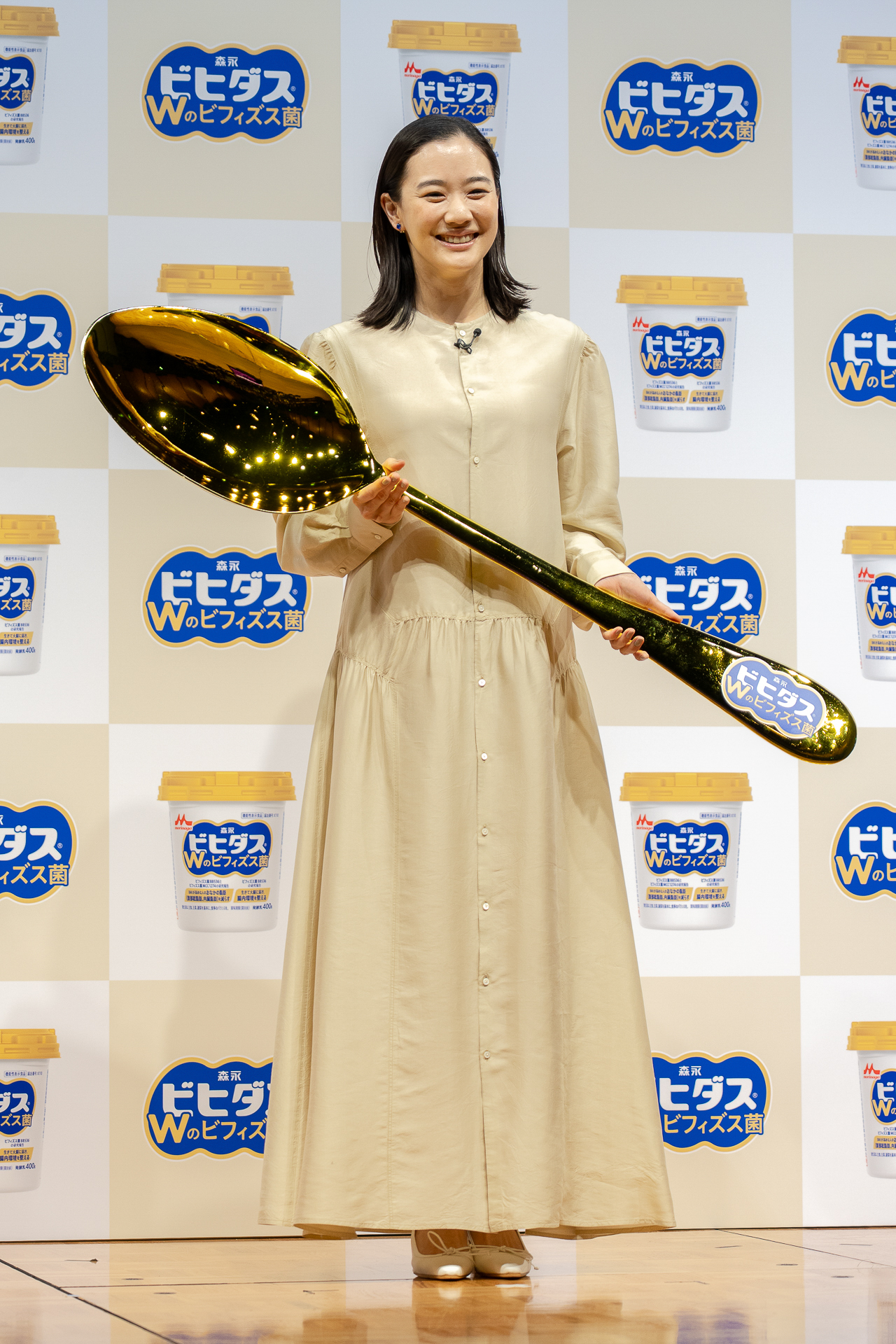 巨大なゴールドスプーンが贈られ「重たい！すごく大きいです」