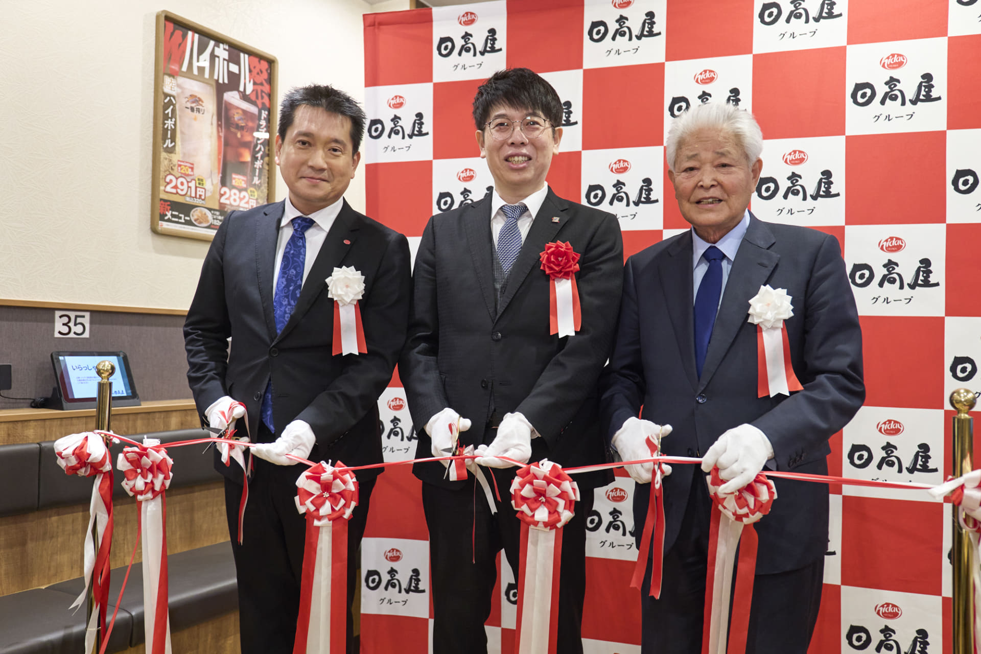 オープンを祝い、3者でテープカットセレモニーも実施