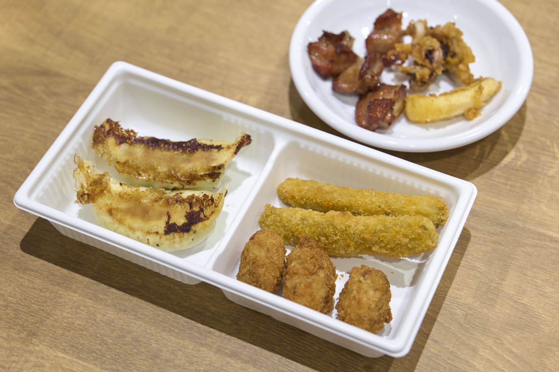 「餃子」「サク旨！ごぼう揚げ」「お肉屋さんのひとくちメンチカツ」を試食