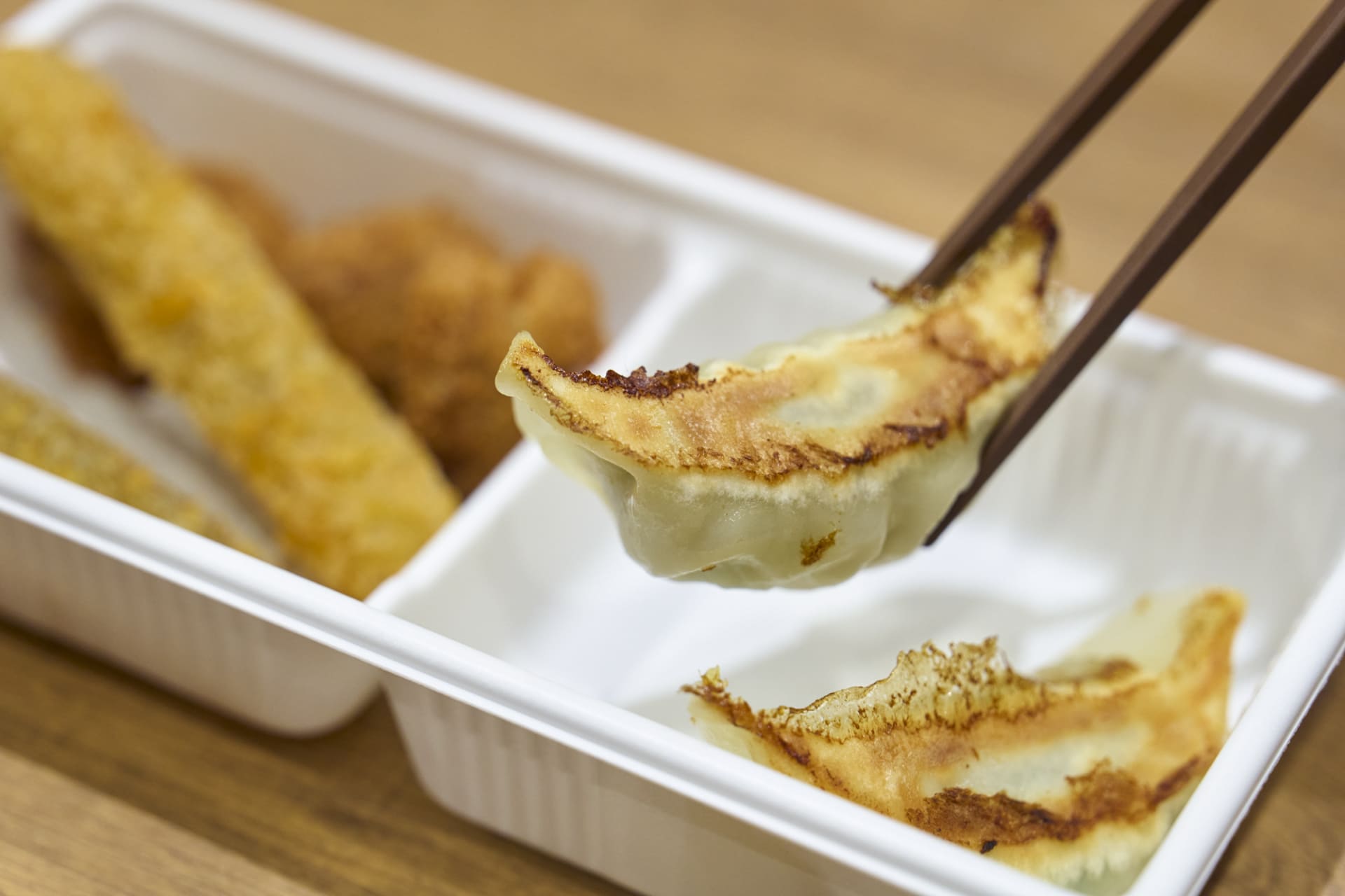 「餃子」「サク旨！ごぼう揚げ」「お肉屋さんのひとくちメンチカツ」を試食