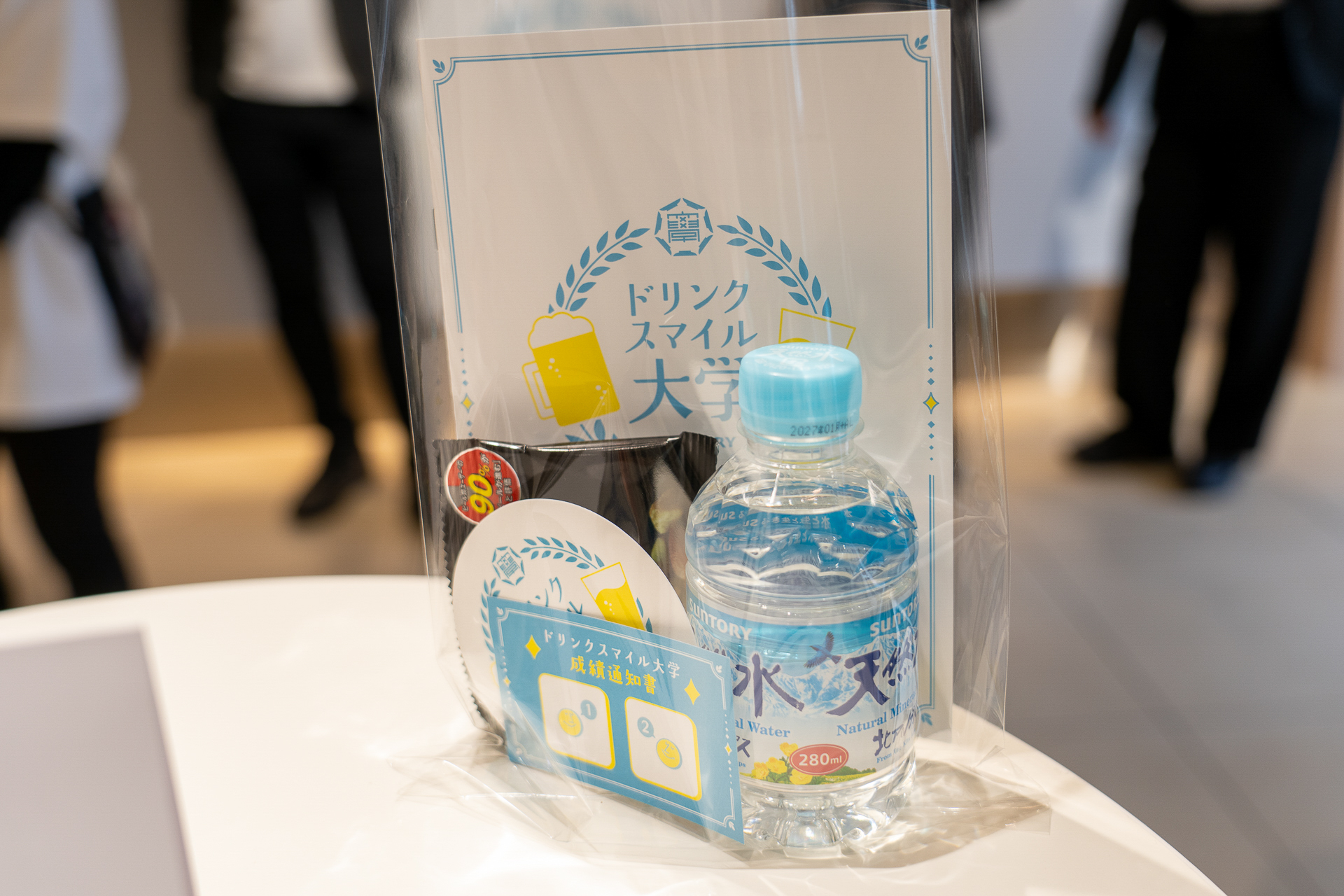 入り口で教科書やスタンプカードなどを受け取る