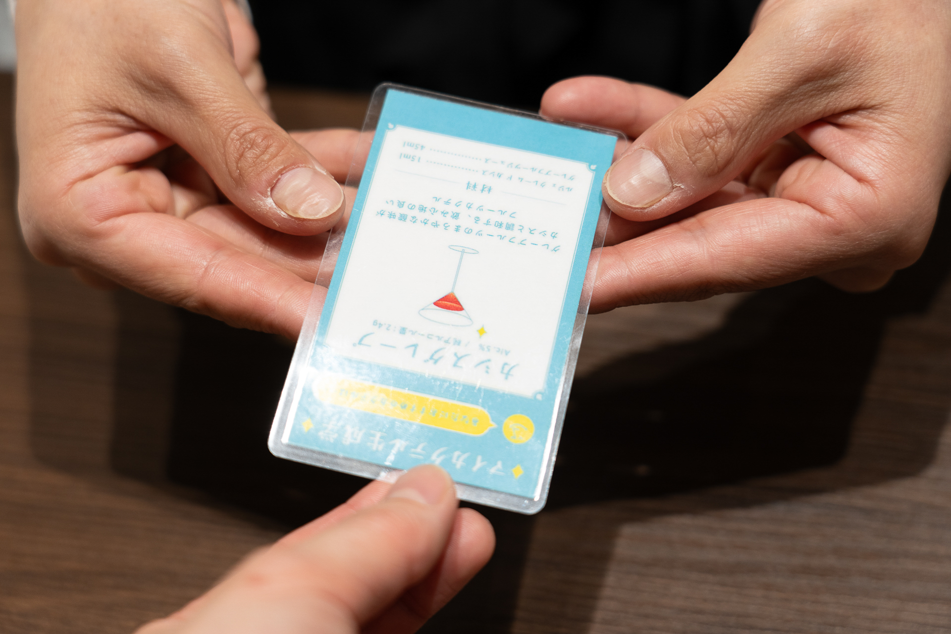 Myカクテルの「カシスグレープ」の材料をシェイカーに入れてもらっているところ