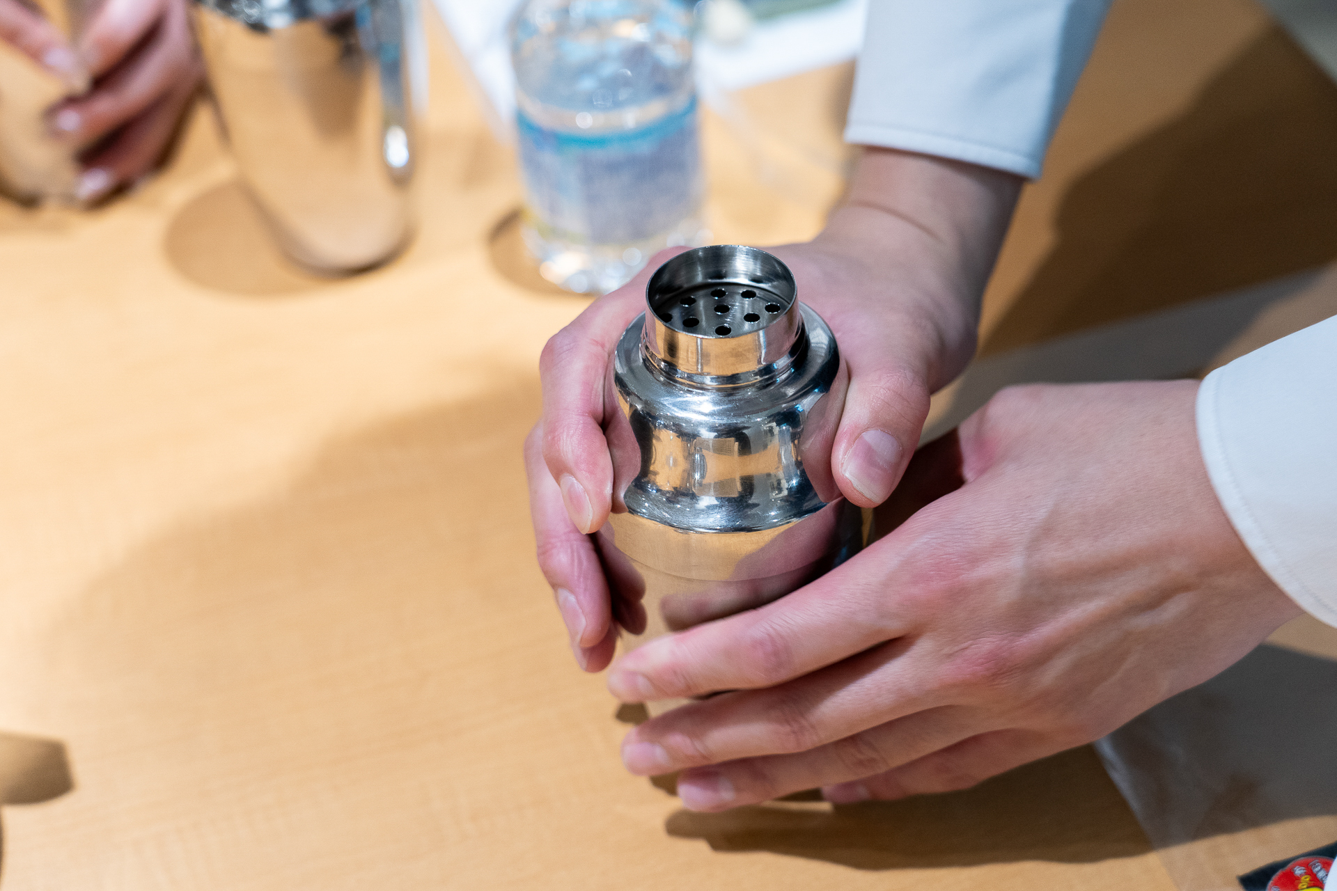 フタをしてシャカシャカ。手や指の位置など細かく教えてもらえる