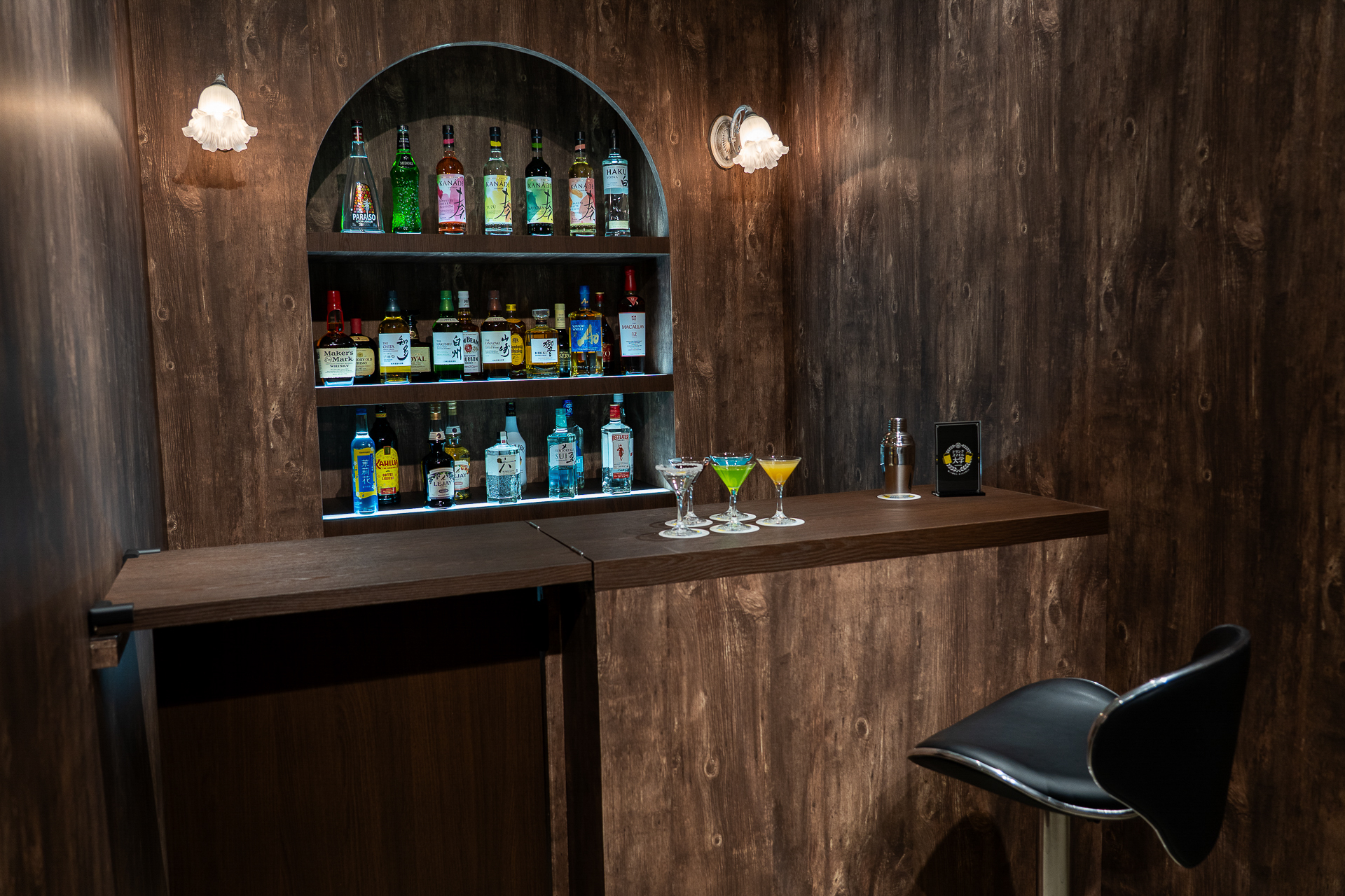 バーを模したフォトブースも。バーテンダーになりきって写真を撮ることができる