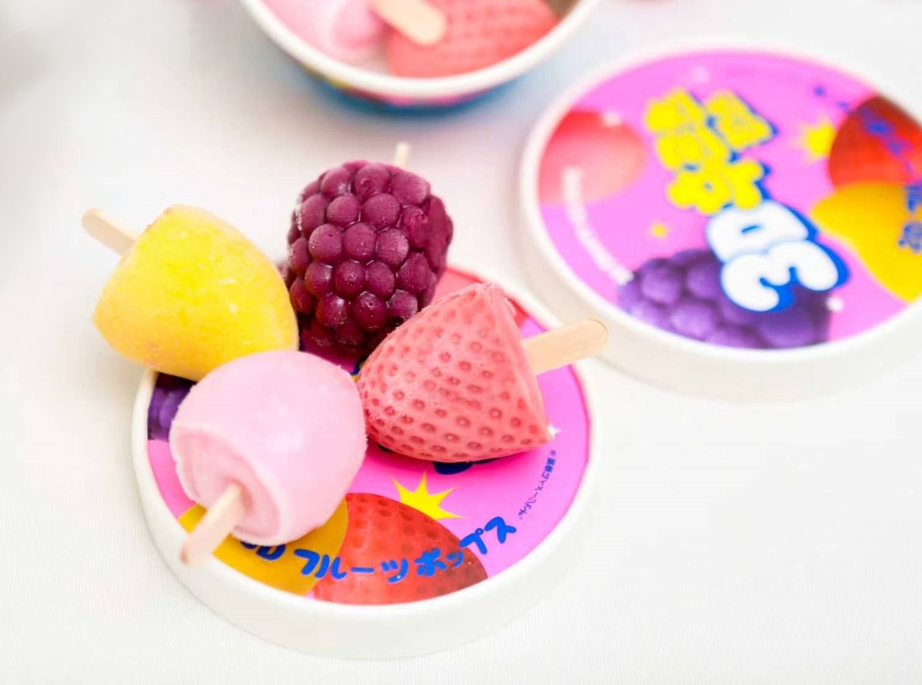4つの味（マンゴー、もも、ぶどう、いちご）のアソートセット