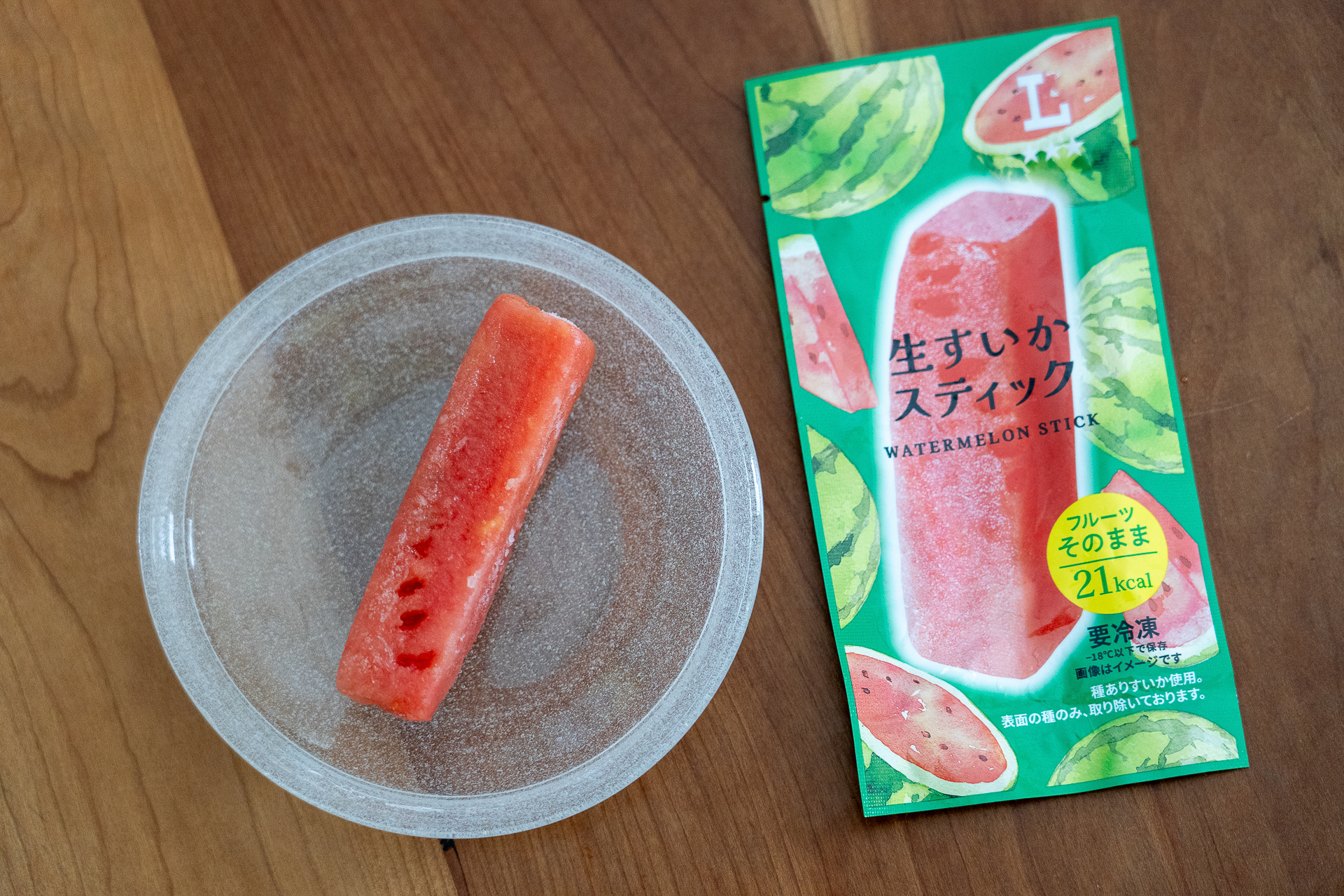 内容量は50g。ワンハンドでどうぞ。半解凍くらいで食べるのがおすすめ