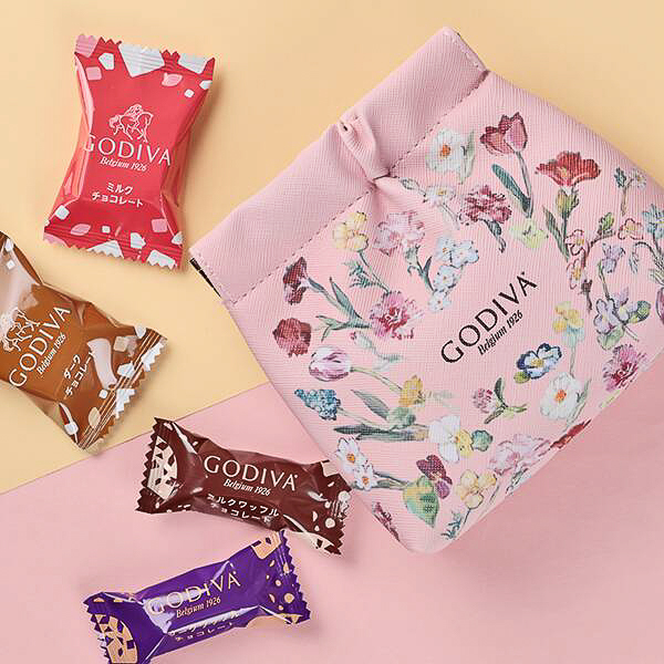 春らしい花柄のポーチ