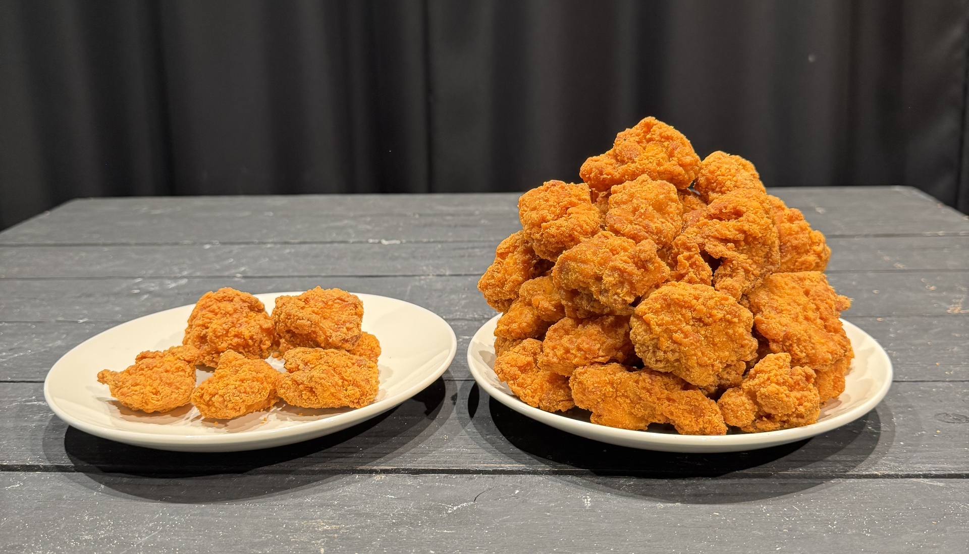 左が通常、右が「ほぼ1kgからあげ」