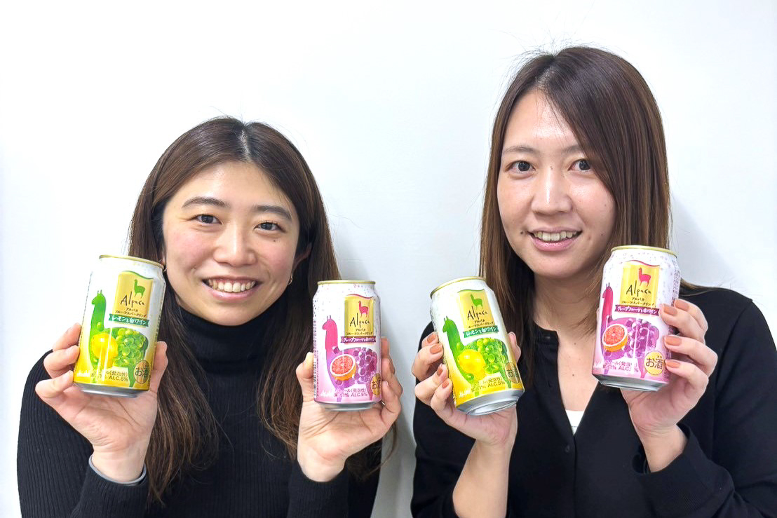 「アルパカ」ブランドを担当するアサヒビール株式会社 High-Value& International Brands部 阿部有沙氏と青木香保里氏