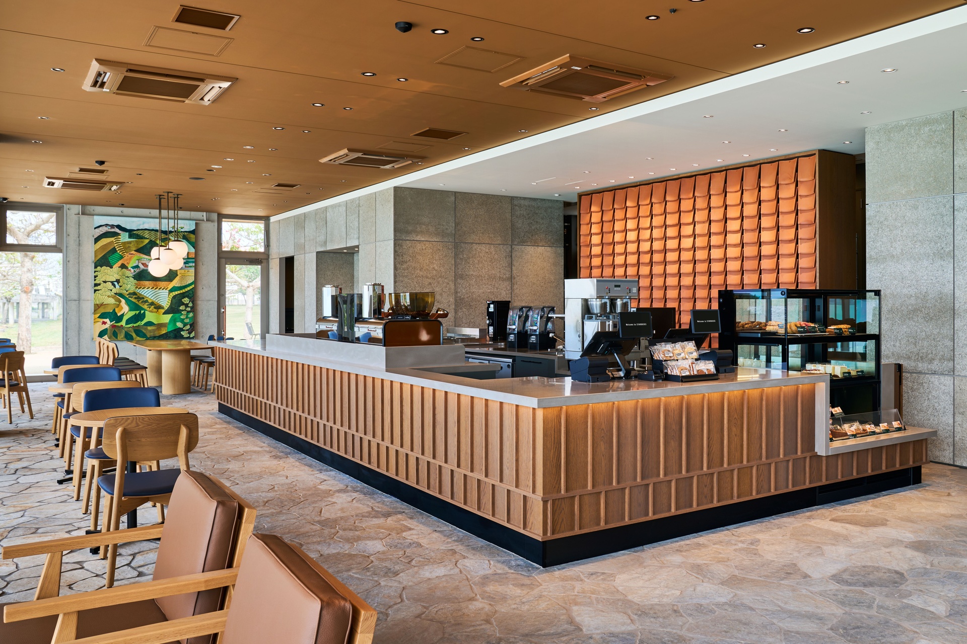 バーカウンターの壁面には琉球瓦を使用