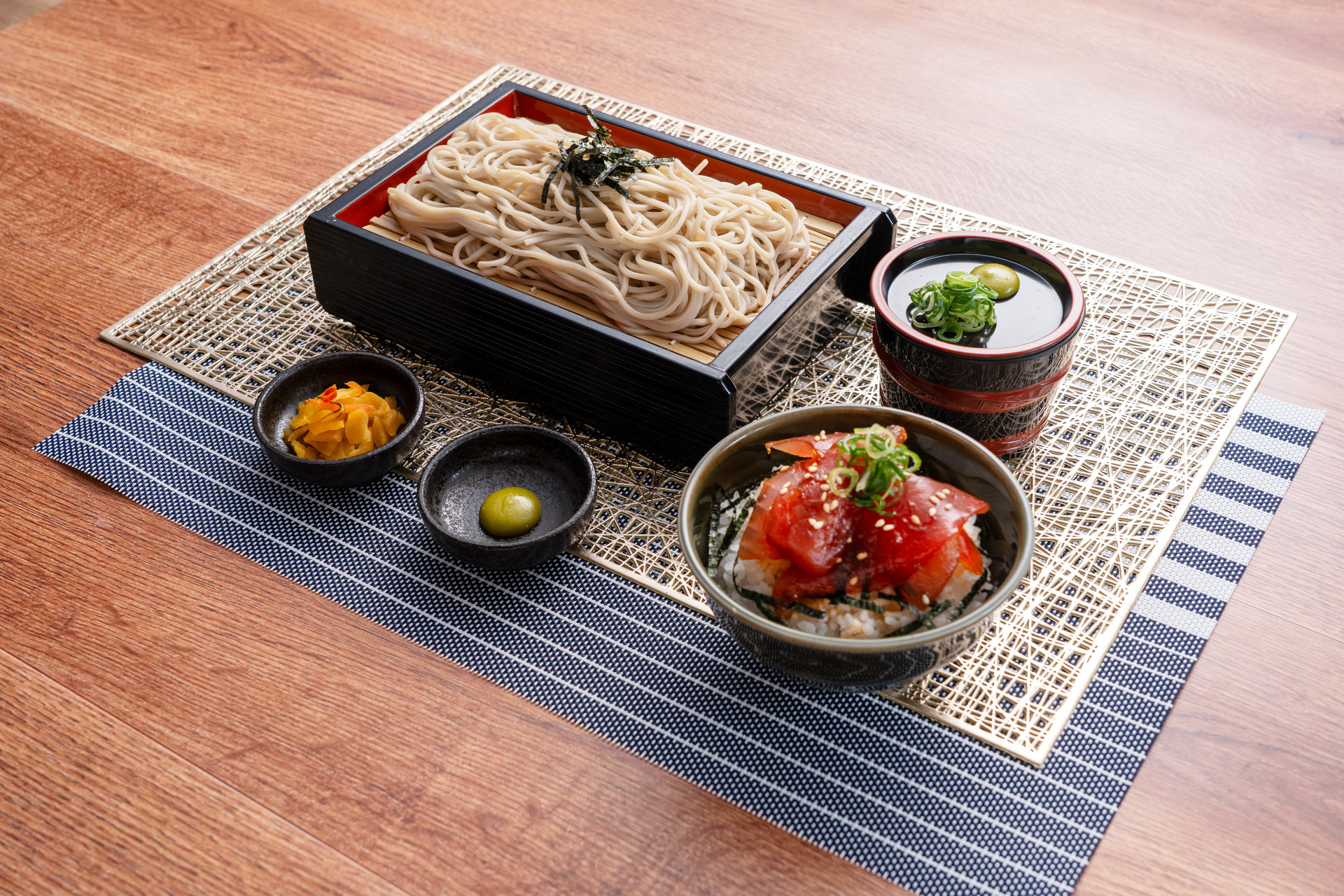 「小さな漬けまぐろ丼とざるそば」（990円）
