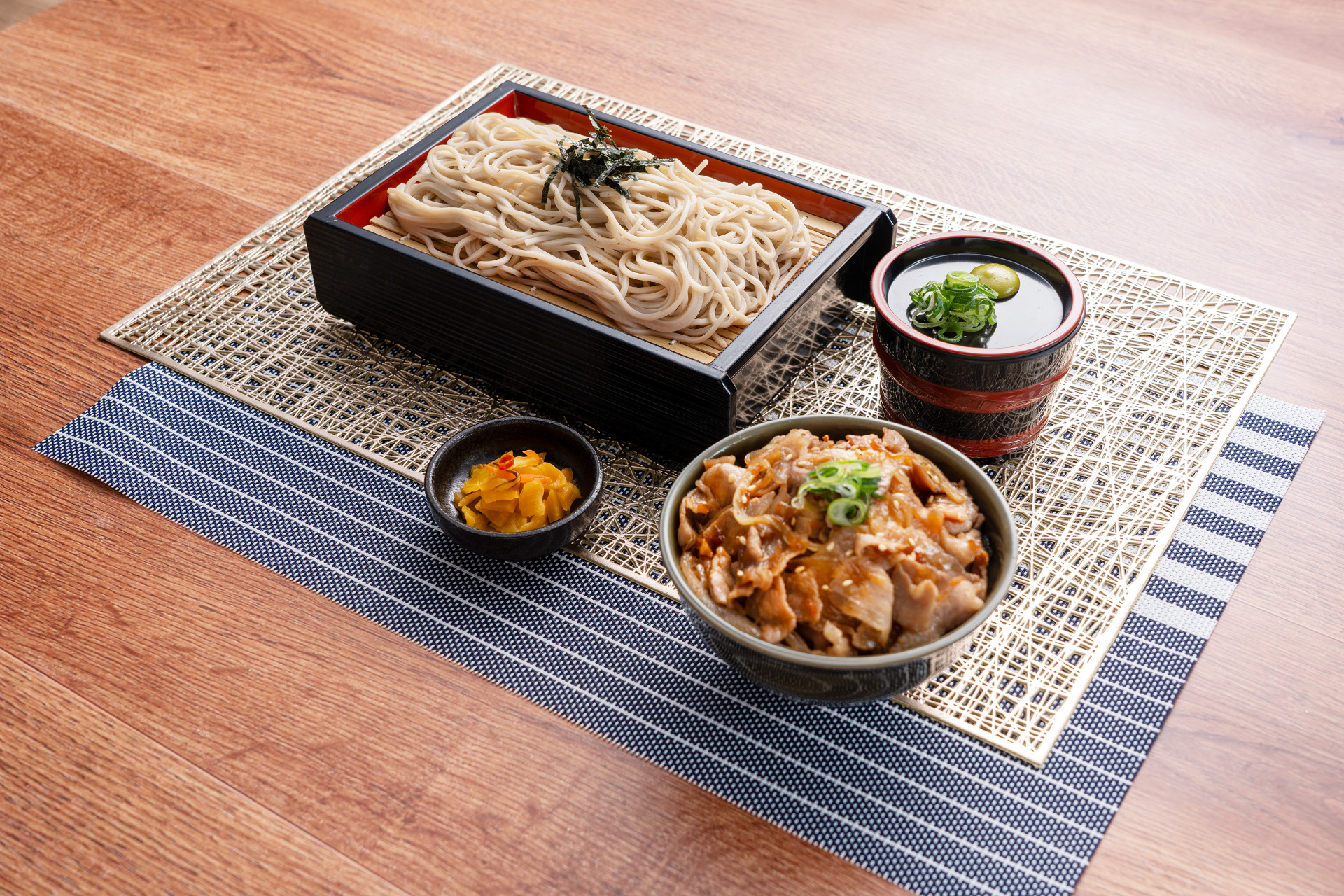 「小さな豚生姜焼き丼とざるそば」（990円）