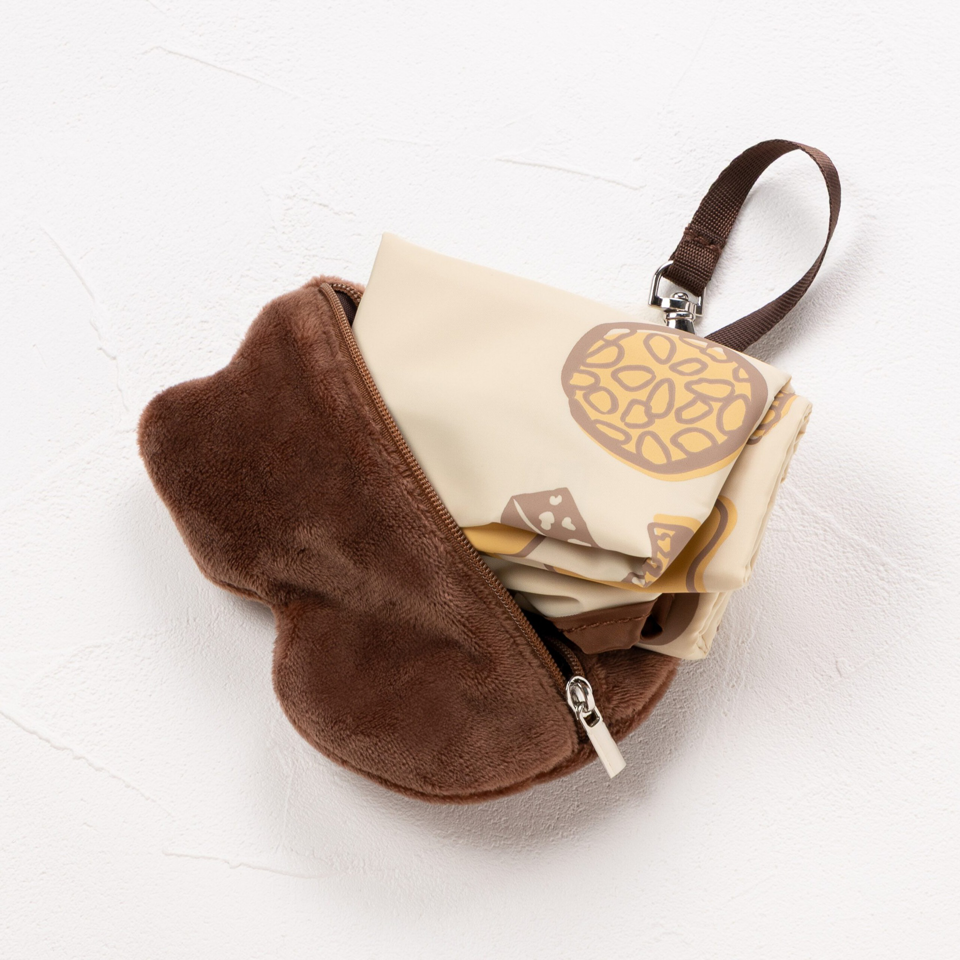 フワフワとした手触りの「リスくんポーチ」のファスナーを開けてエコバッグを収納する