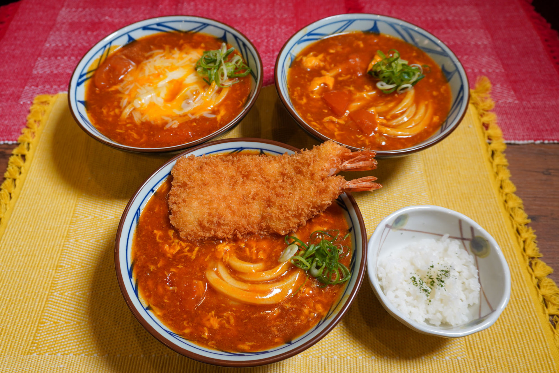 丸亀製麺の「海老カツトマたまカレーうどん」