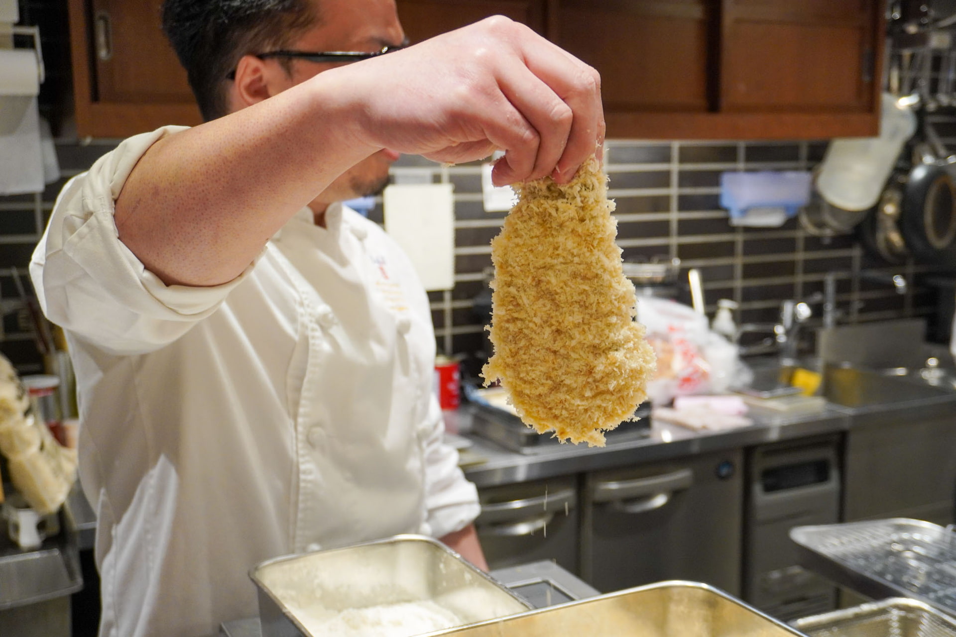 細かいパン粉で衣付け