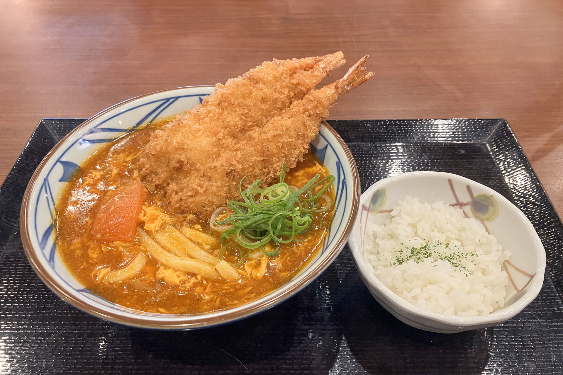 試食で提供された海老カツトマたまカレー
